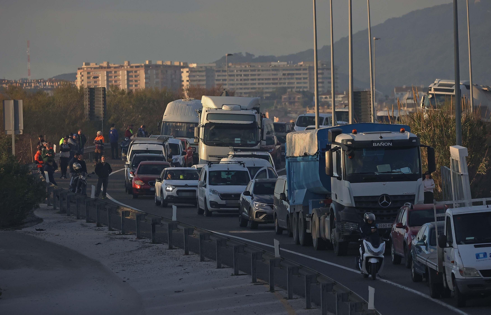 Imágenes del corte de la A7 por los huelguistas de Acerinox tras las negociaciones en el Consejo Andaluz de Relaciones Laborales
