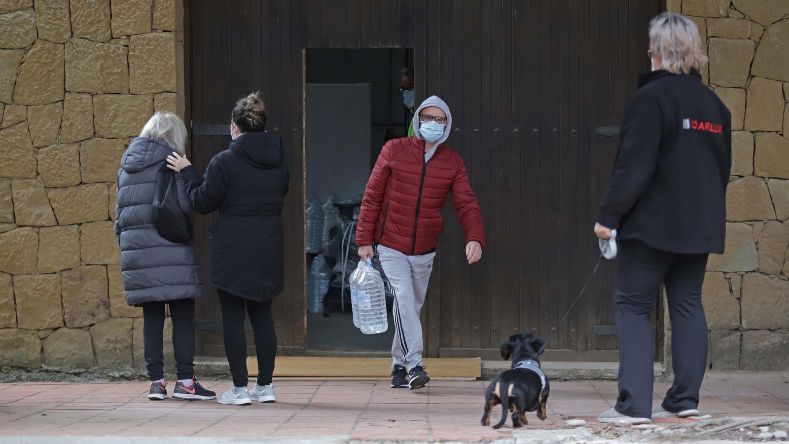 Fotos del reparto de agua de Aqualia  en La Alcaidesa