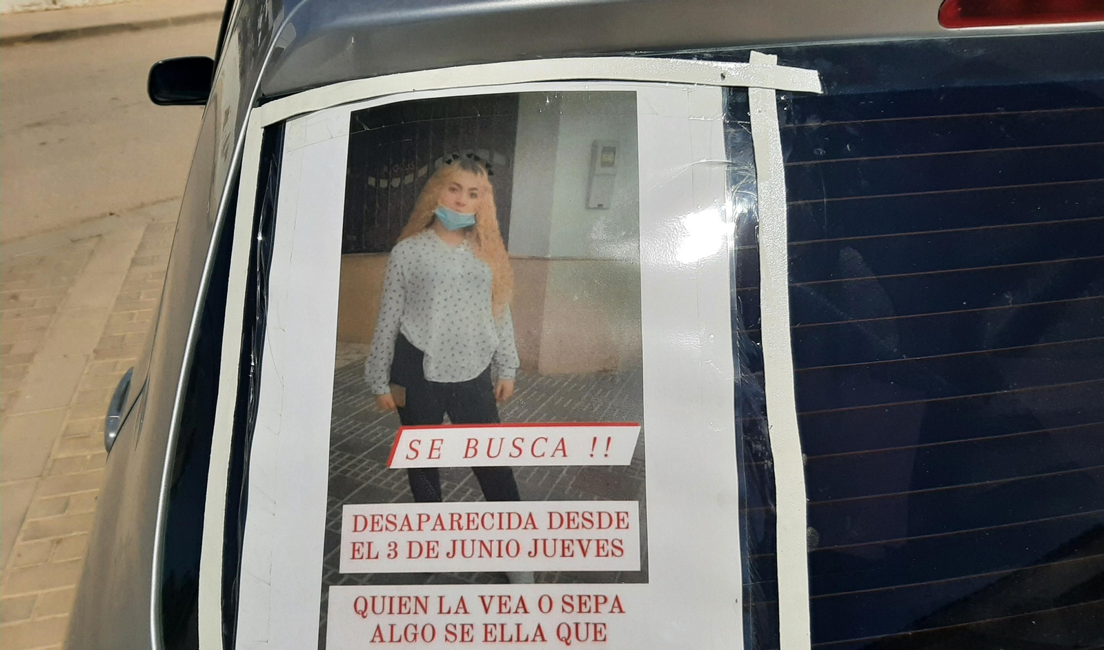 La foto de Rocío, en un cartel sobre un coche tras su desaparición.