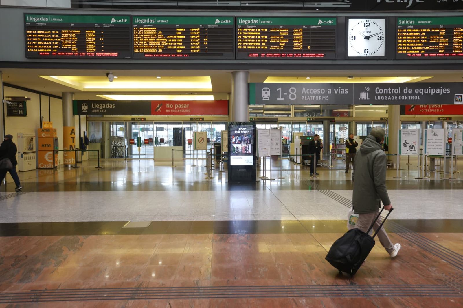 Interior de la Estación María Zambrano de Málaga en el primer día de huelga de trenes.