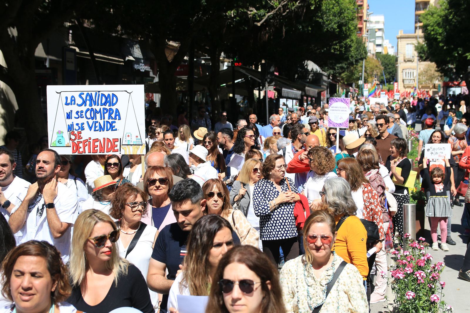 Los sanitarios de Almería se manifiestan contra la mala salud de la sanidad andaluza