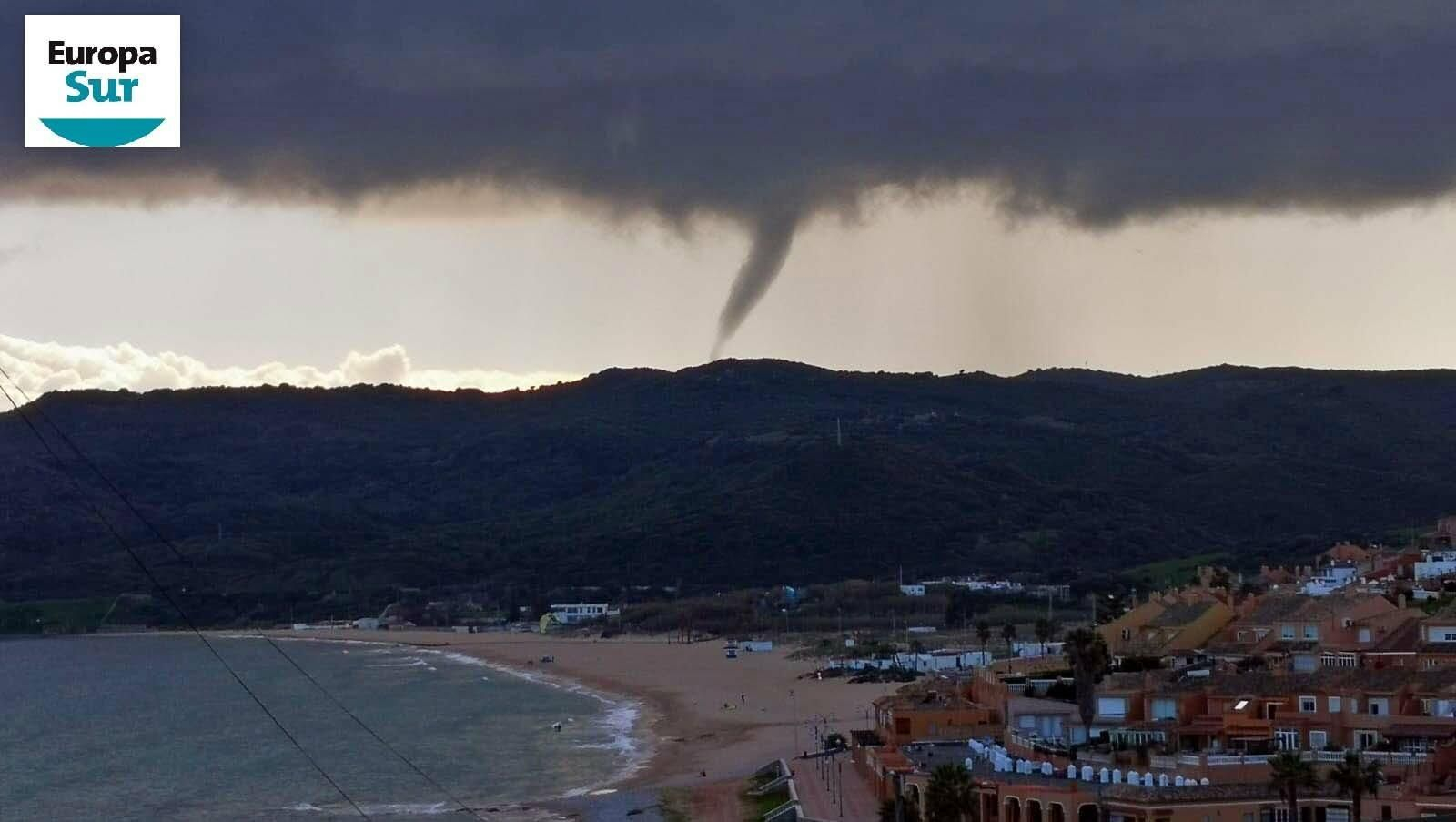 Nube de embudo sobre Algeciras.
