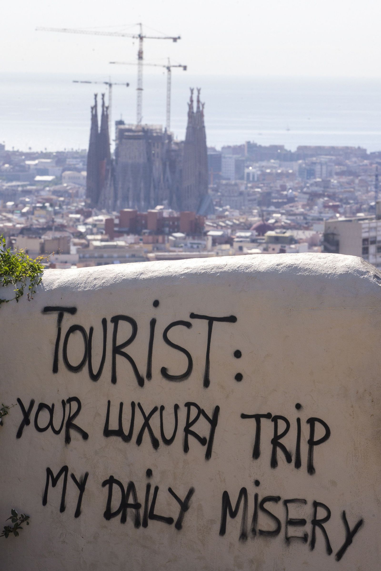 Una de las pintadas aparecidas en los alrededores del Parque Güell de Barcelona contrarias al turismo masificado.