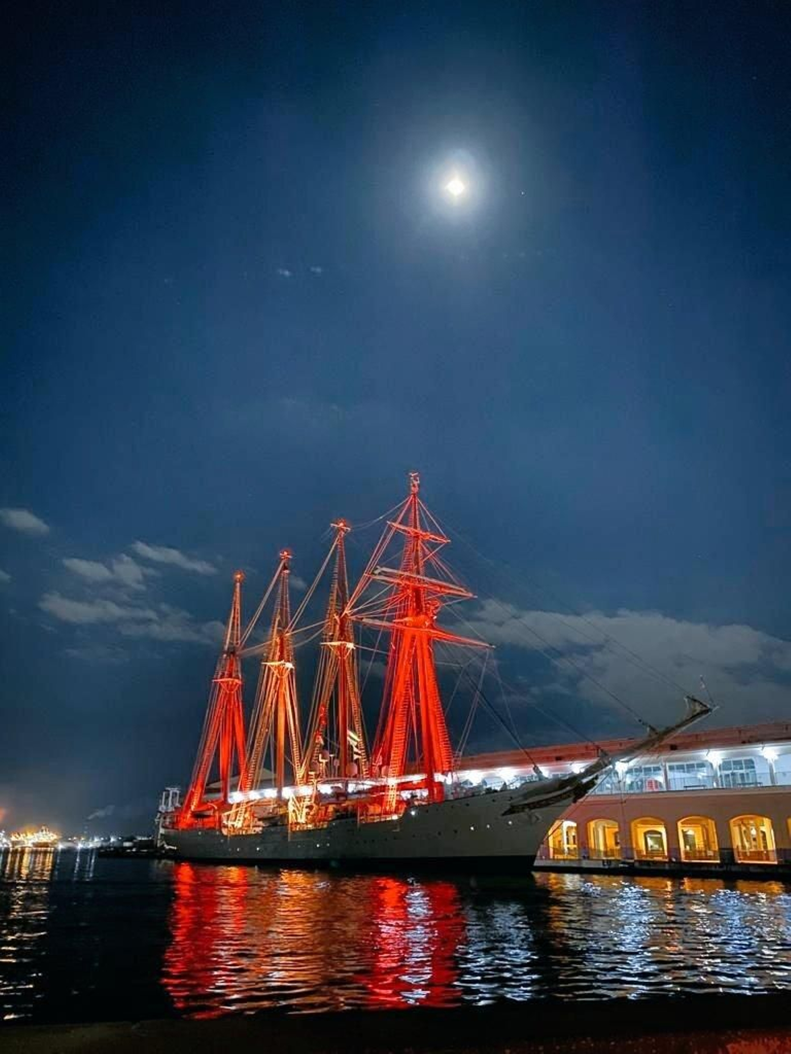 El buque iluminado en La Habana
