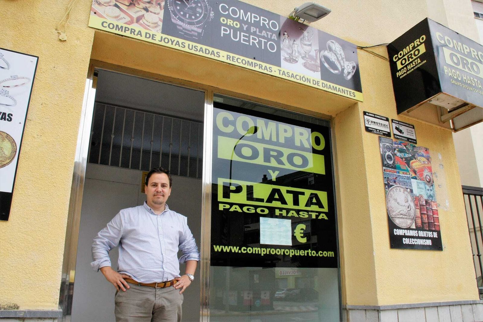 Enrique Moraza, a las puertas de su negocio de compra de oro en El Puerto de Santa María.
