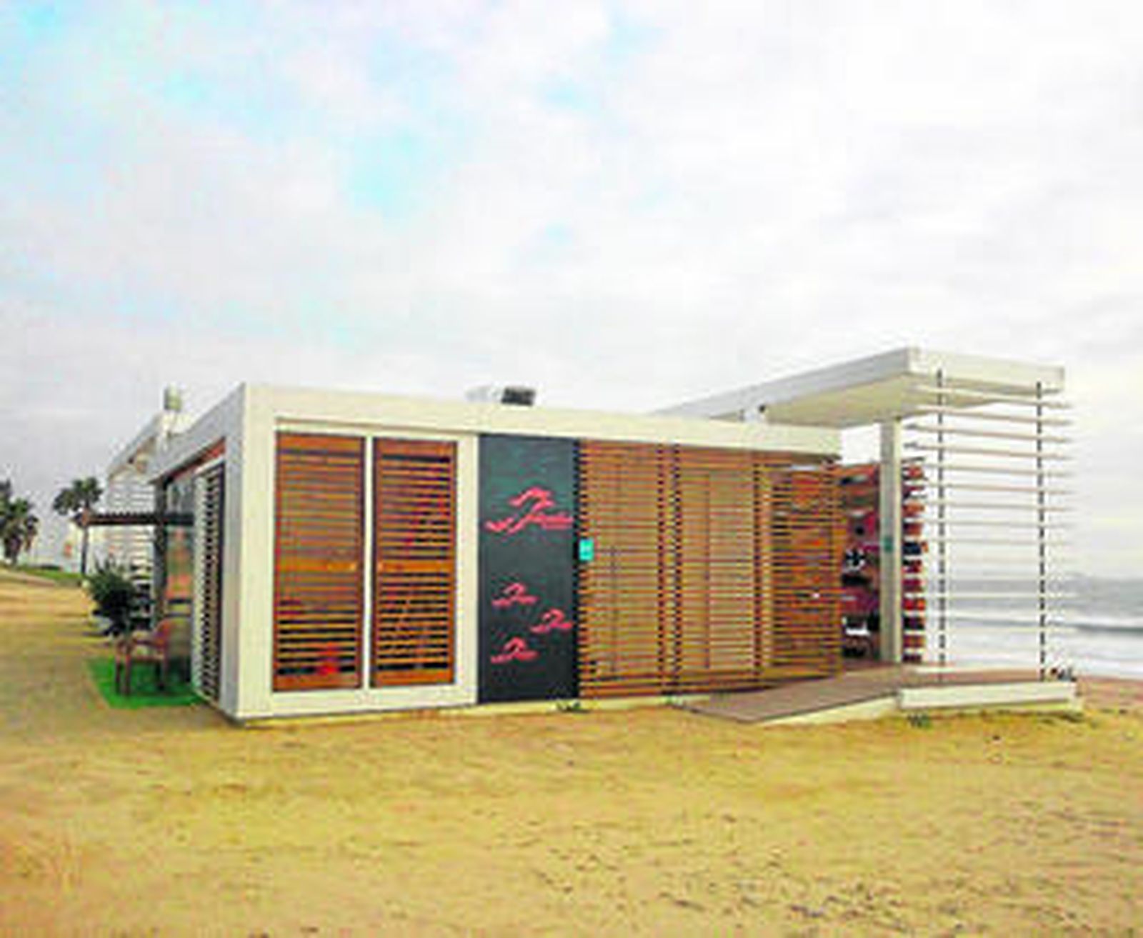 Uno de los chiringuitos que ha permanecido abierto todo el invierno, en la playa de Las Redes de El Puerto.