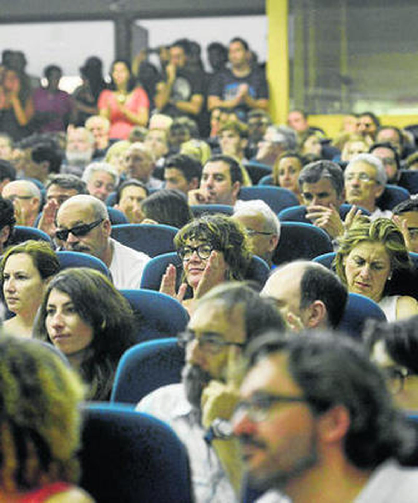 Parte del público que lleno el salón de actos de Empresariales durante el debate político.