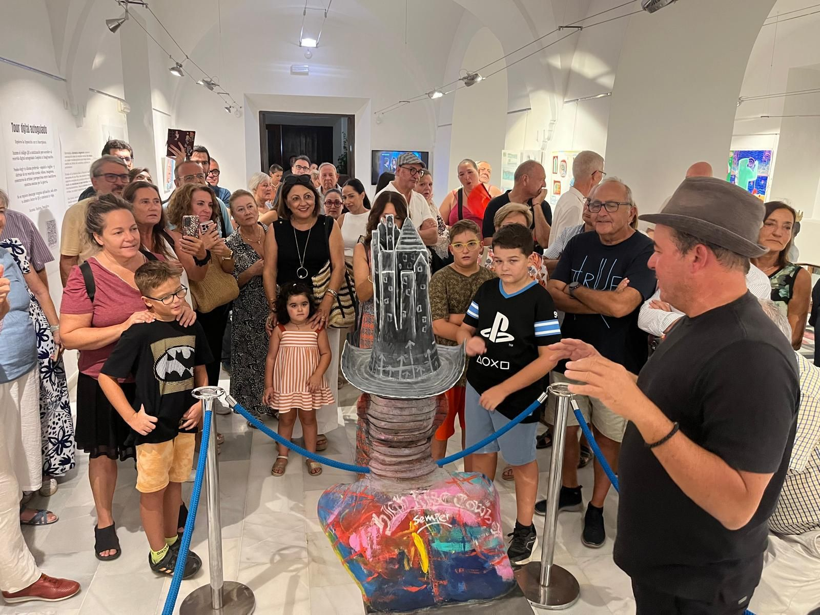 Félix Semper con un grupo de visitantes durante la apertura de la exposición.,