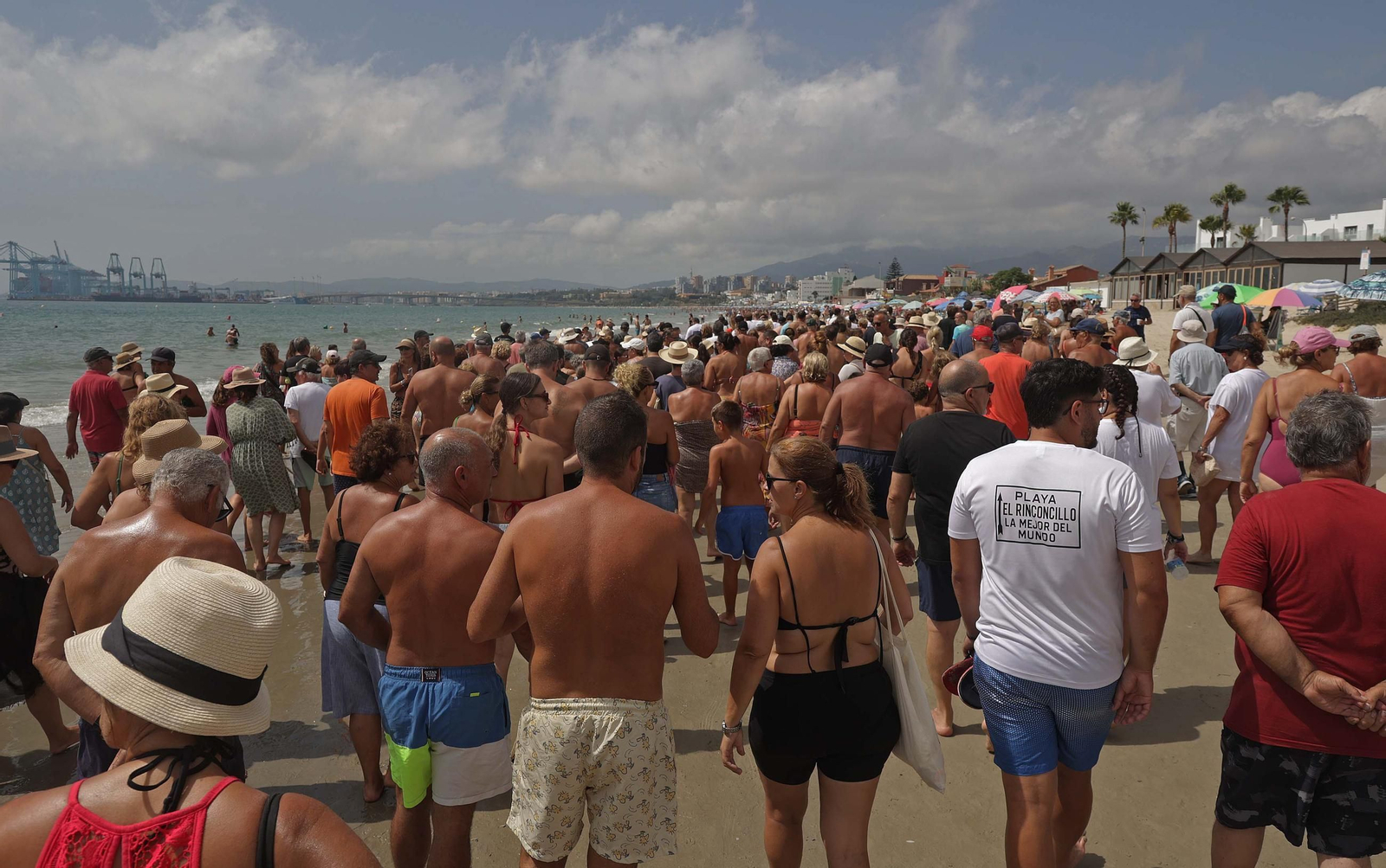 Fotos de la manifestación de la plataforma Salvemos El Rinconcillo y el grupo ecologista Verdemar en Algeciras