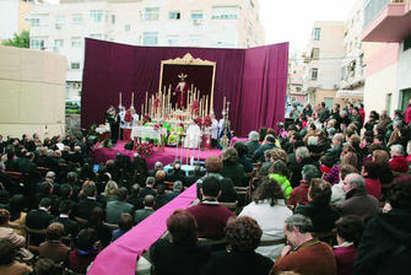 Un momento de la bendición de la imagen en la explanada situada junto a la parroquia de Los Ángeles.
