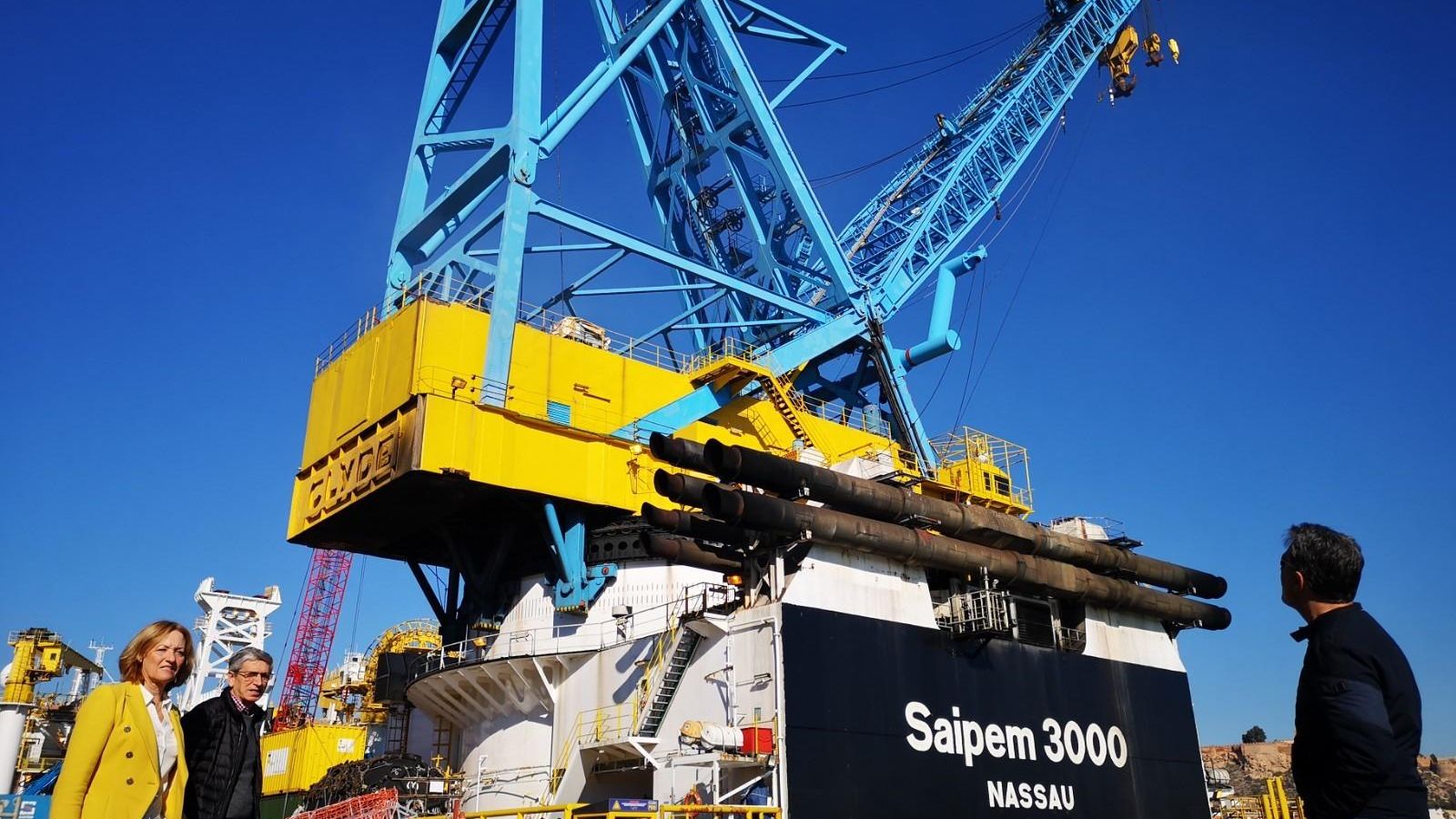 Mari Carmen Ortiz, junto al Saipem 3000