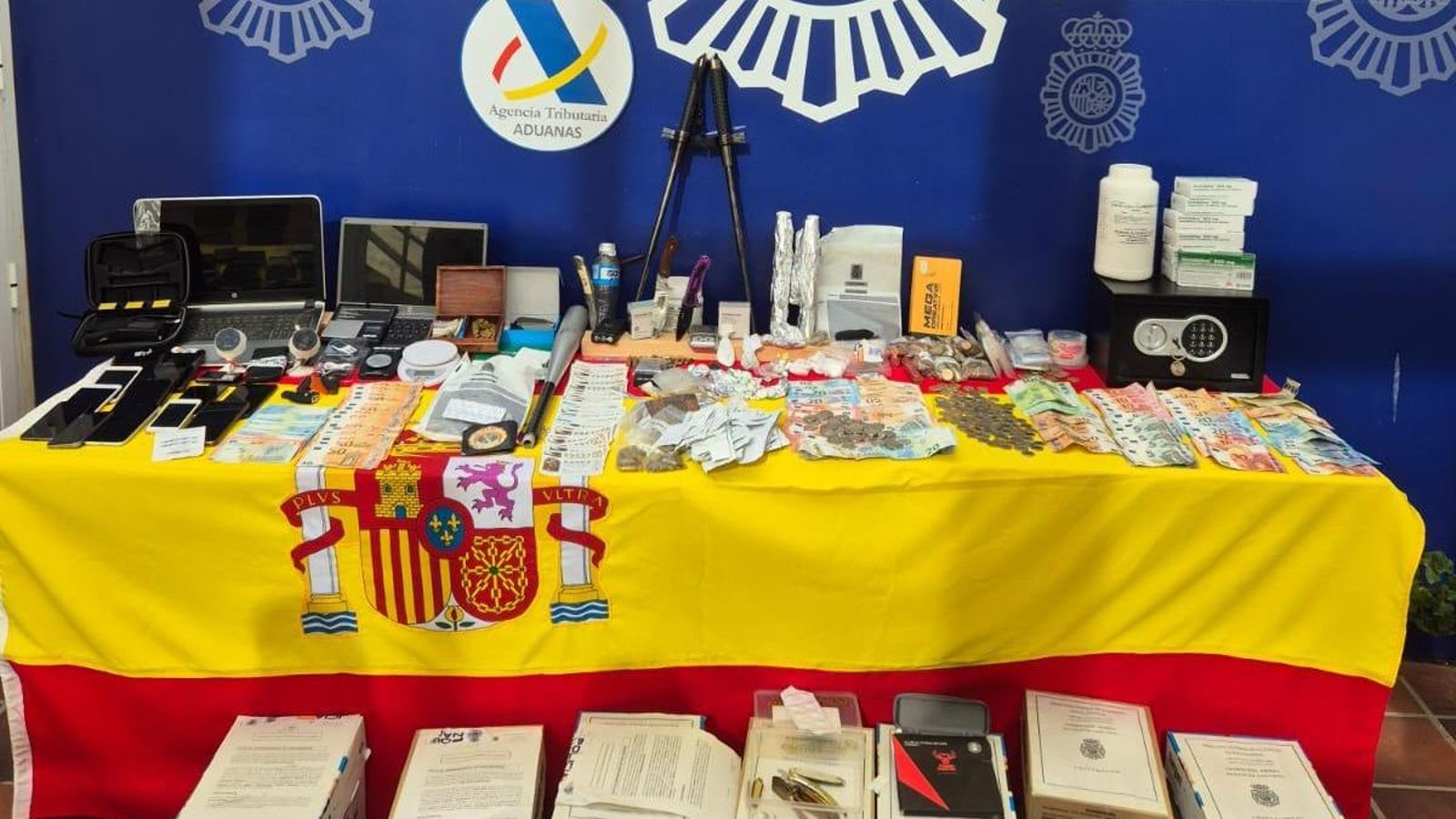 Parte del material incautado. Parte del material incautado.