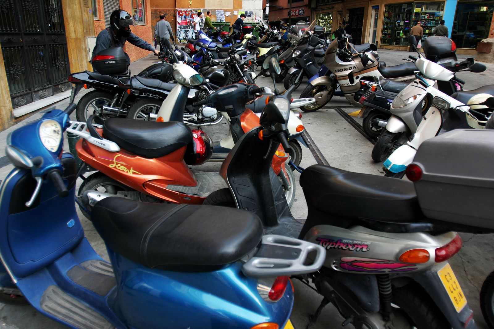 Varias motos aparcadas en la calle