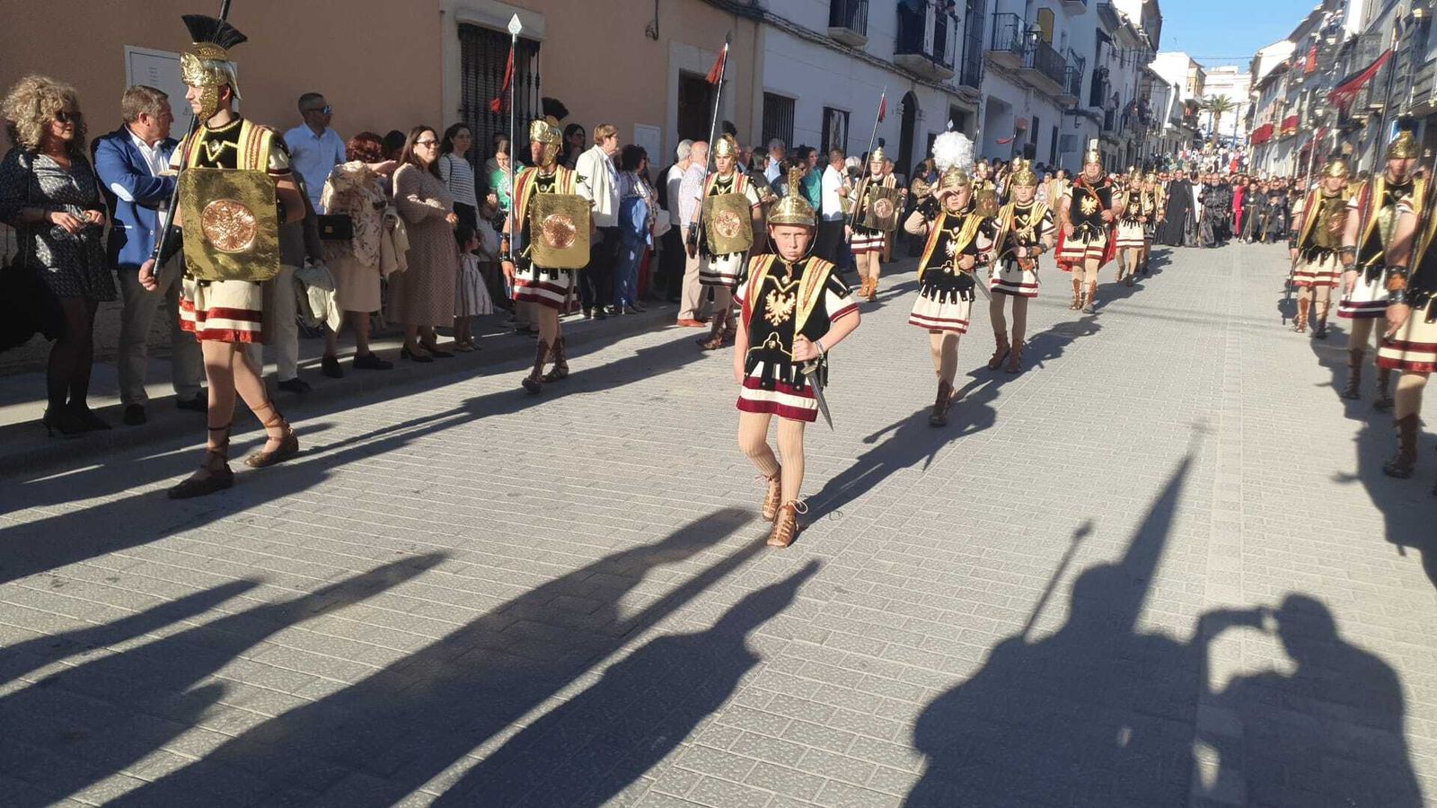 Viernes Santo en Castro del Río: La cesión del paso al Santo Entierro, en imágenes