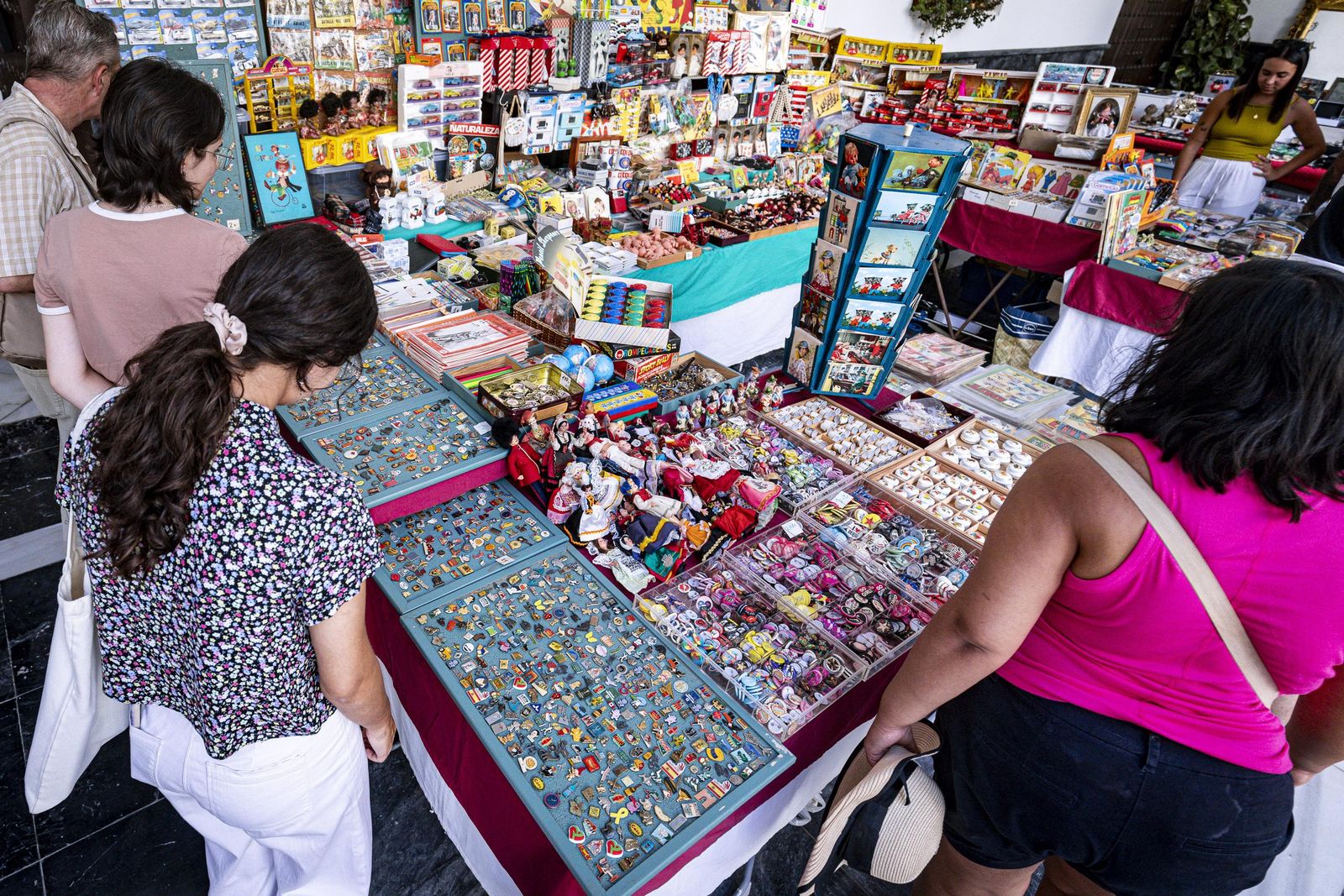 Imágenes del curioso mercadillo de antigüedades en el convento de Santo Domingo en Cádiz