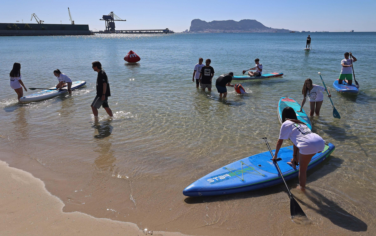 Fotos de la jornada de paddel surf inclusivo de EDP en Palmones