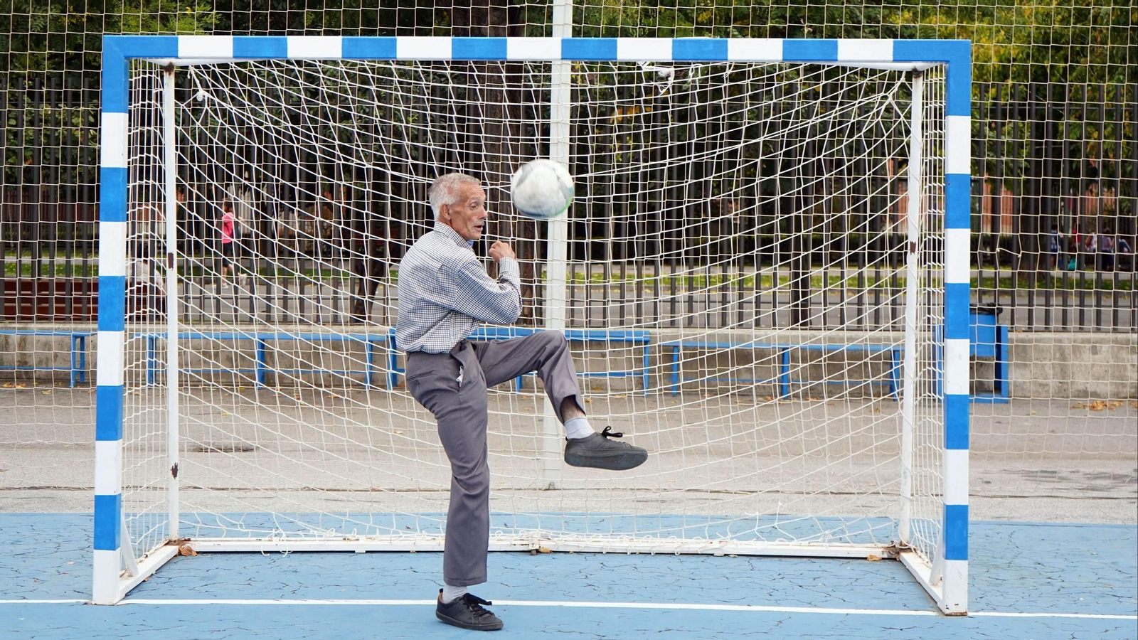Paquillo demuestra su habilidad con el balón en los Paseíllos de Fuentenueva