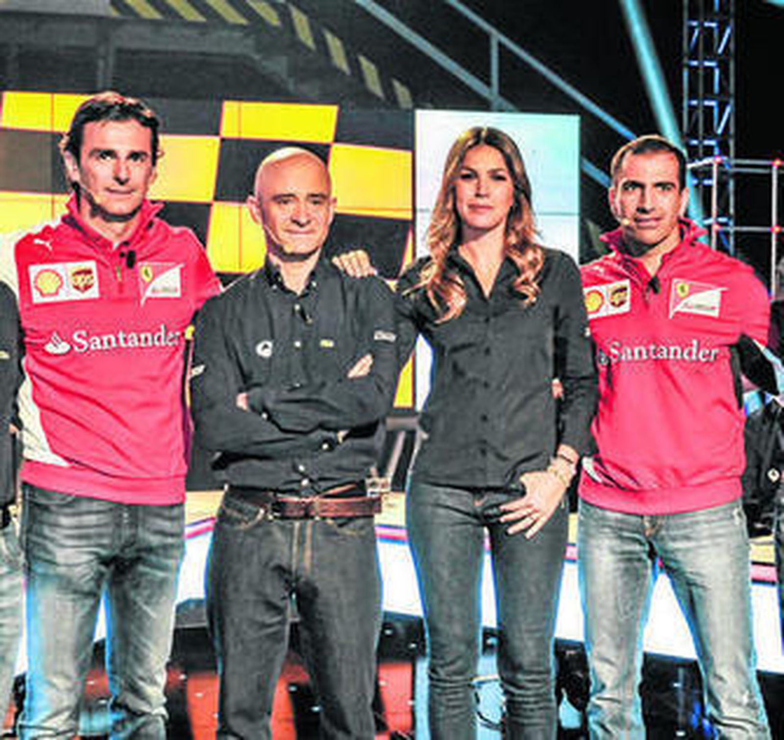 Lobato y Nira Juanco entre los pilotos De la Rosa y Marc Gené, ayer.