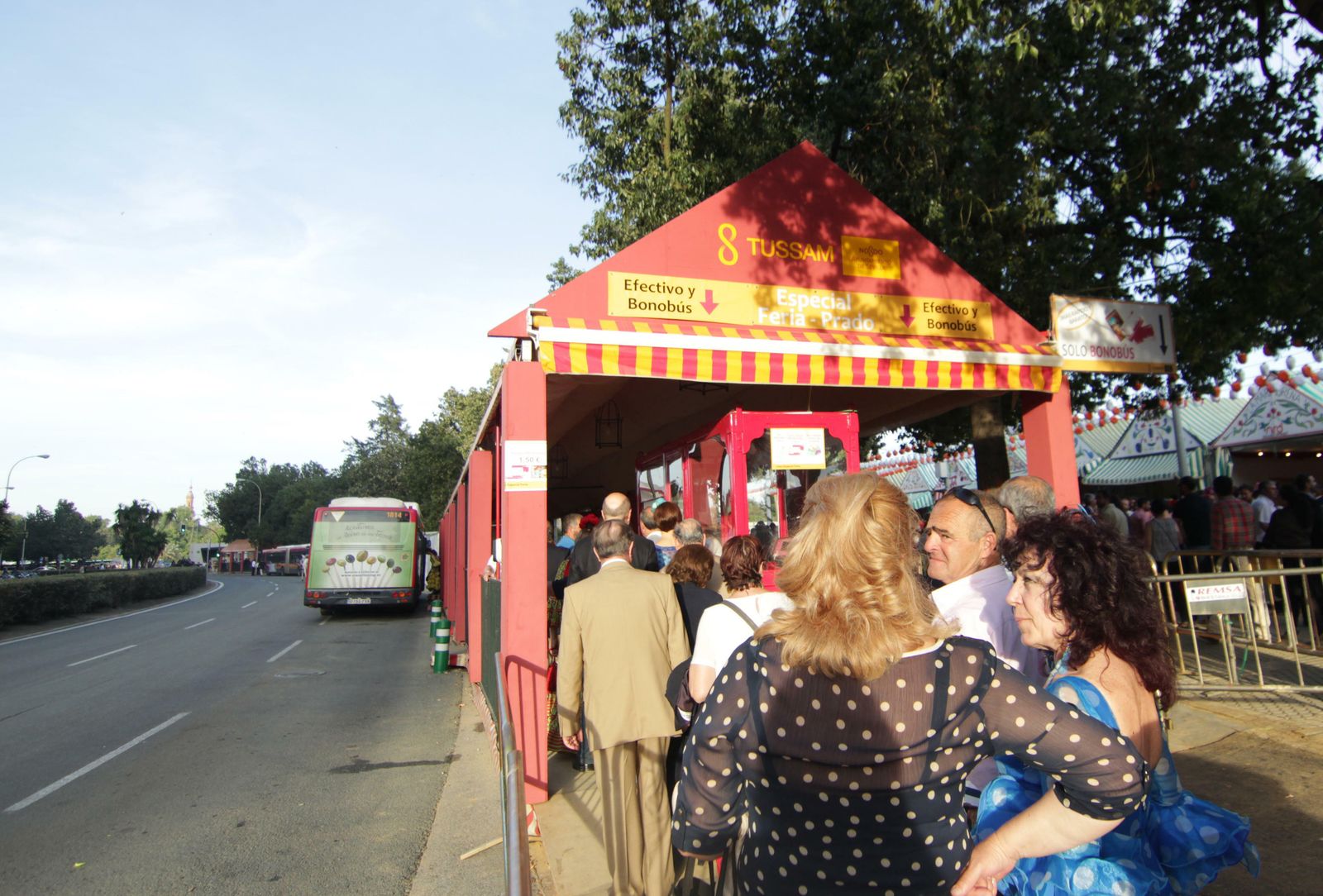 Largas colas para montarse en el autobús.