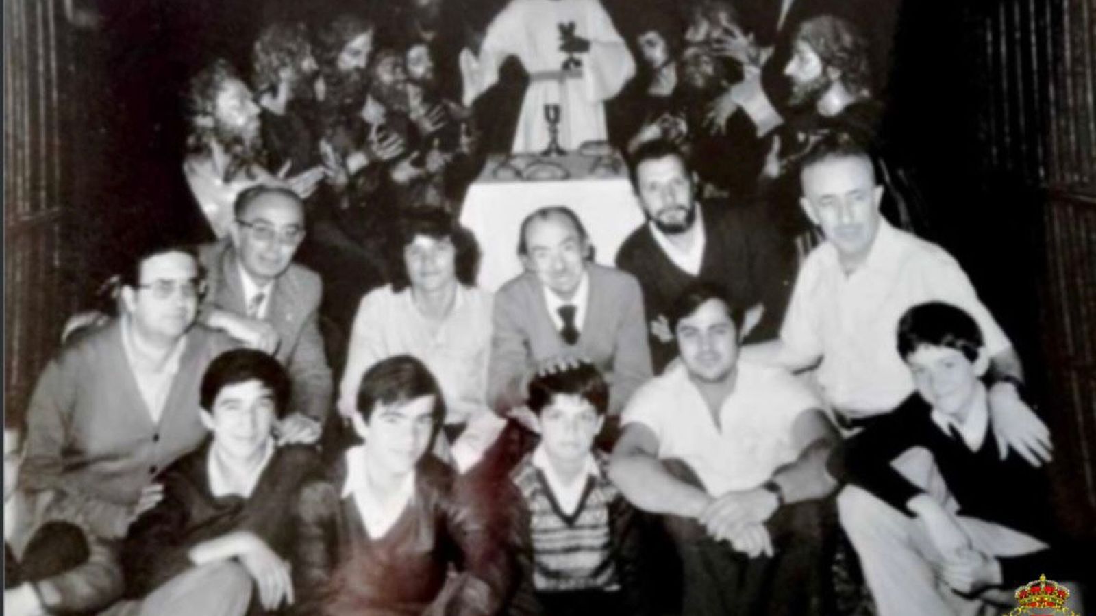 Luis Ortega Bru, en el centro, junto a miembros de la hermandad delante del misterio de la Sagrada Cena.