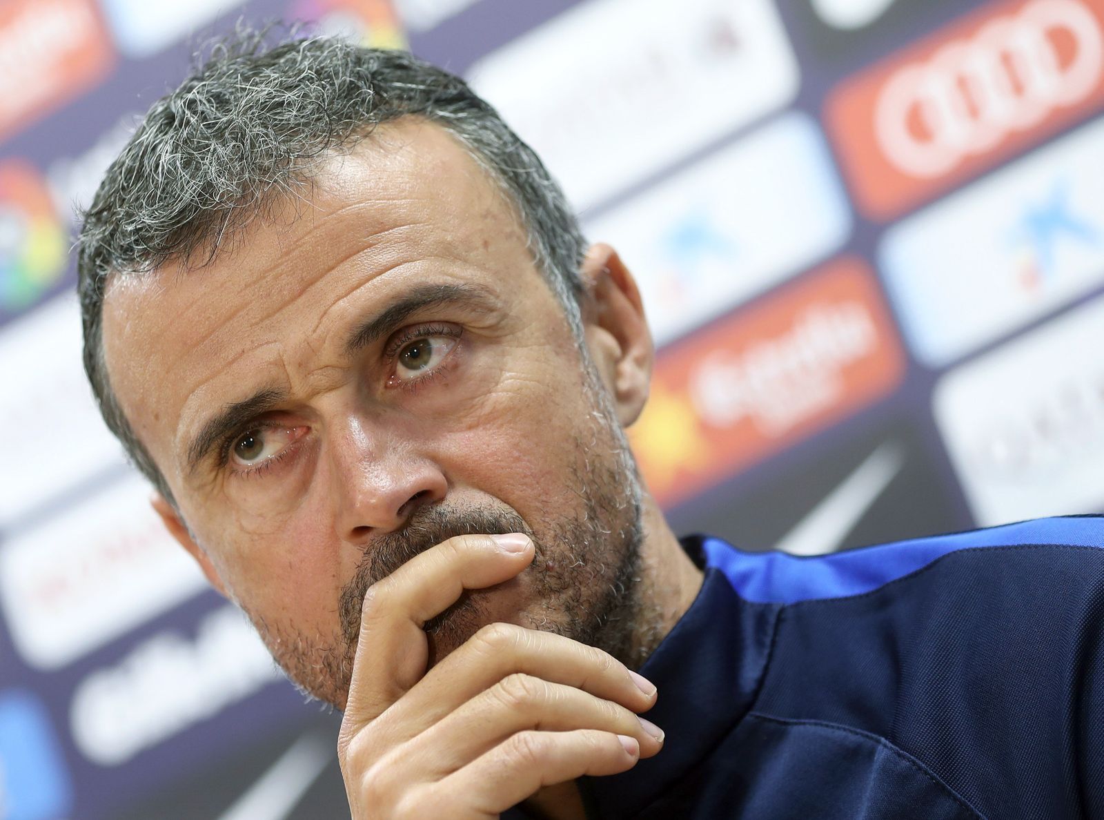Luis Enrique, con gesto serio.
