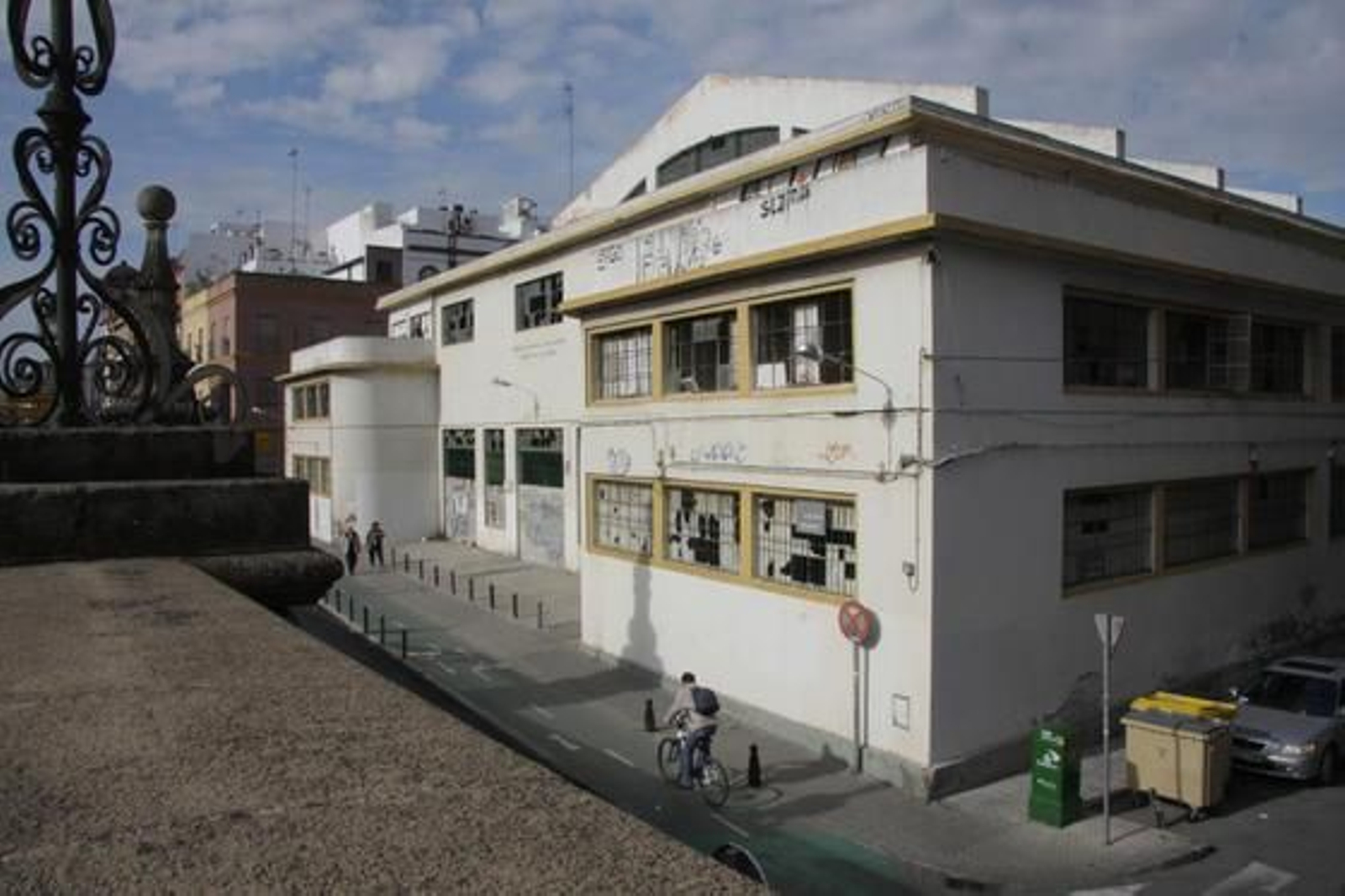 Vista de una de las fachadas en la que se aprecia el deterioro de paredes y cristales.

Foto: B. Vargas