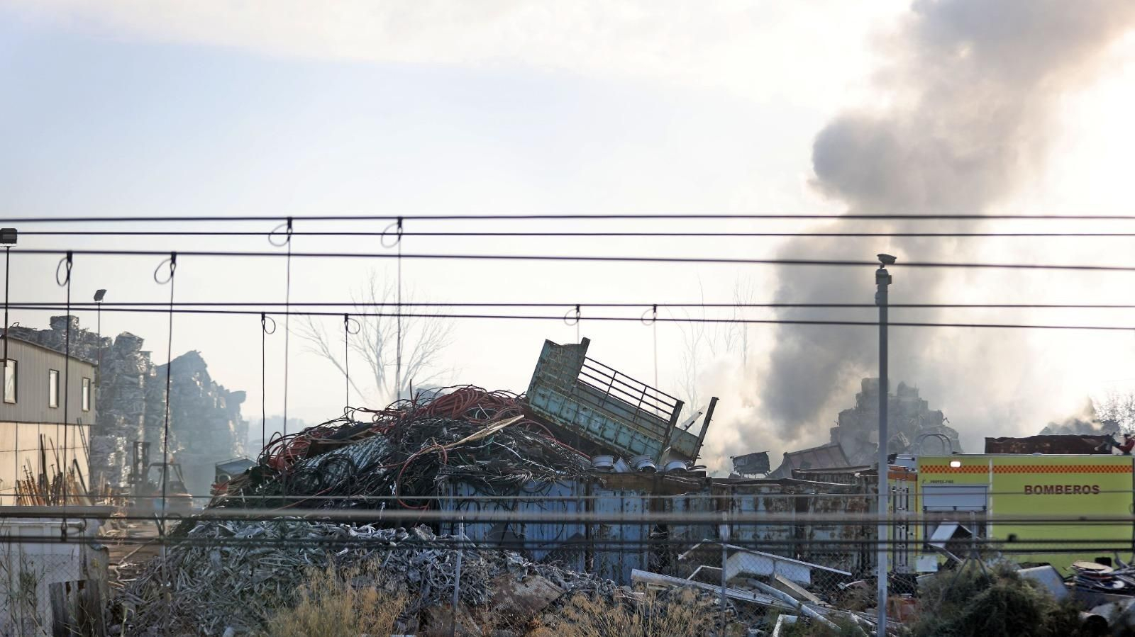 Espectacular incendio en una chatarrería de Jerez