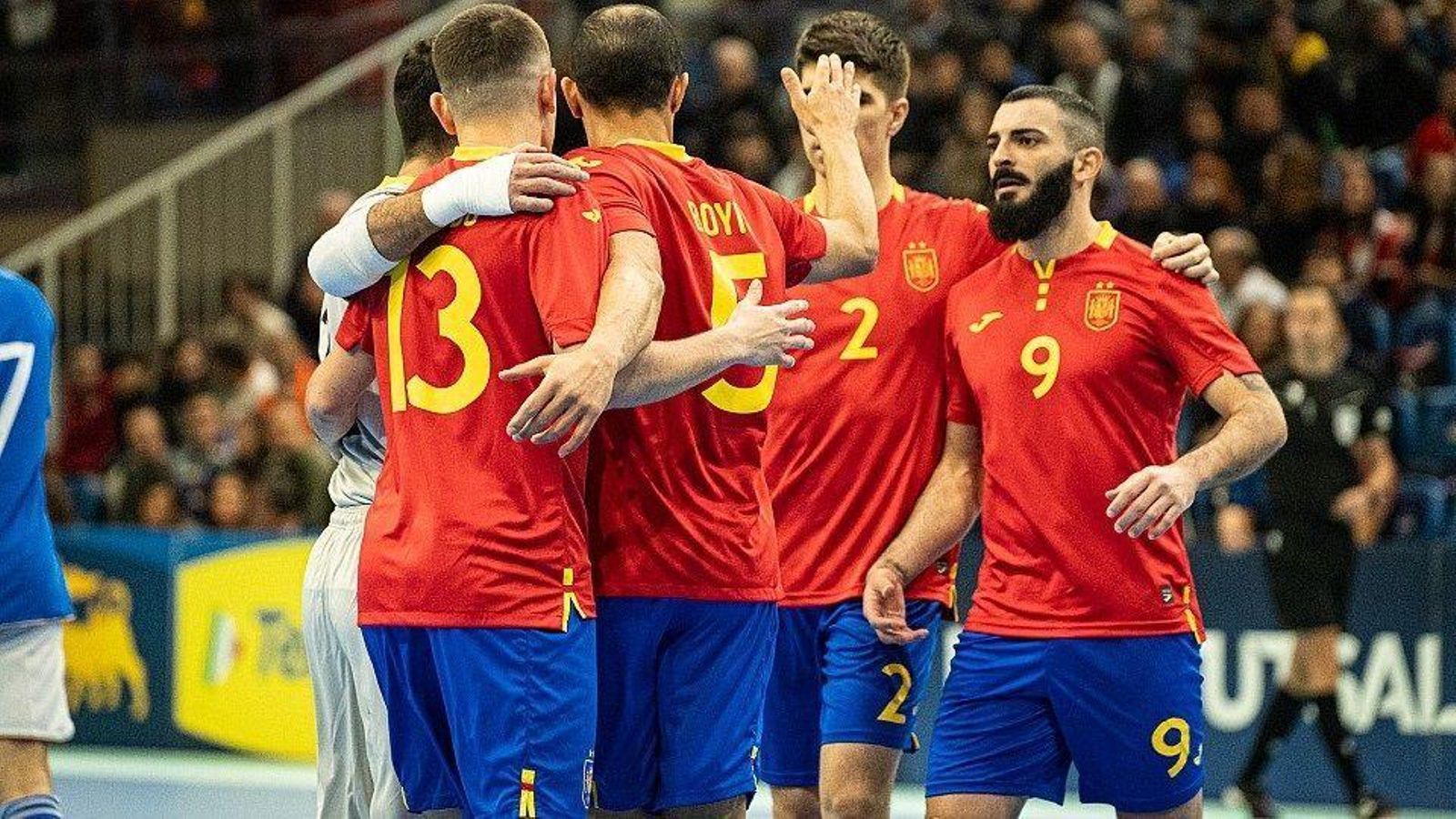 Juan Emilio celebra uno de los goles de la Selección Española en el partido contra Italia.