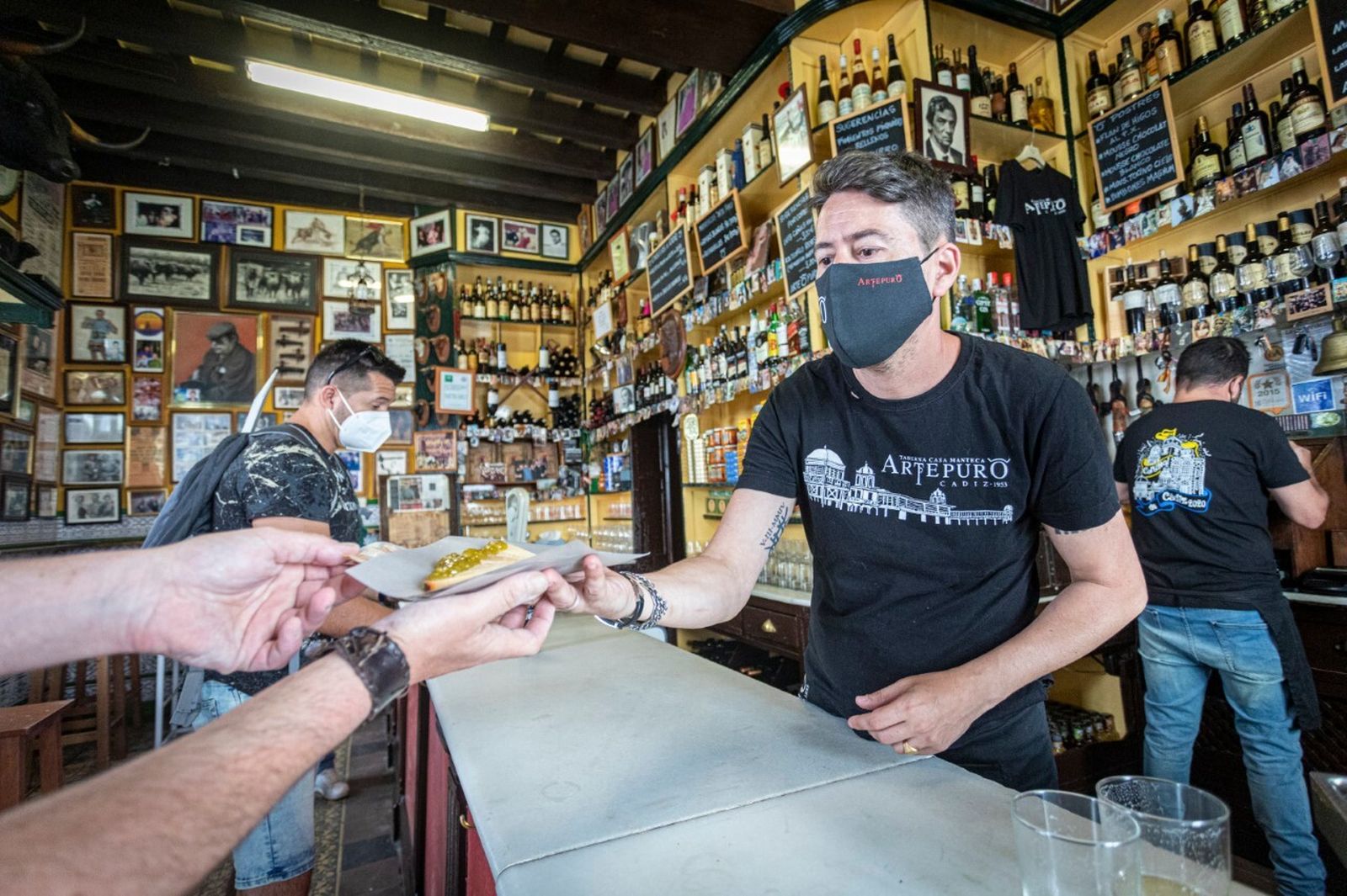 Uno de los camareros de Casa Manteca de Cádiz, ataviado con sus mascarilla de seguridad.