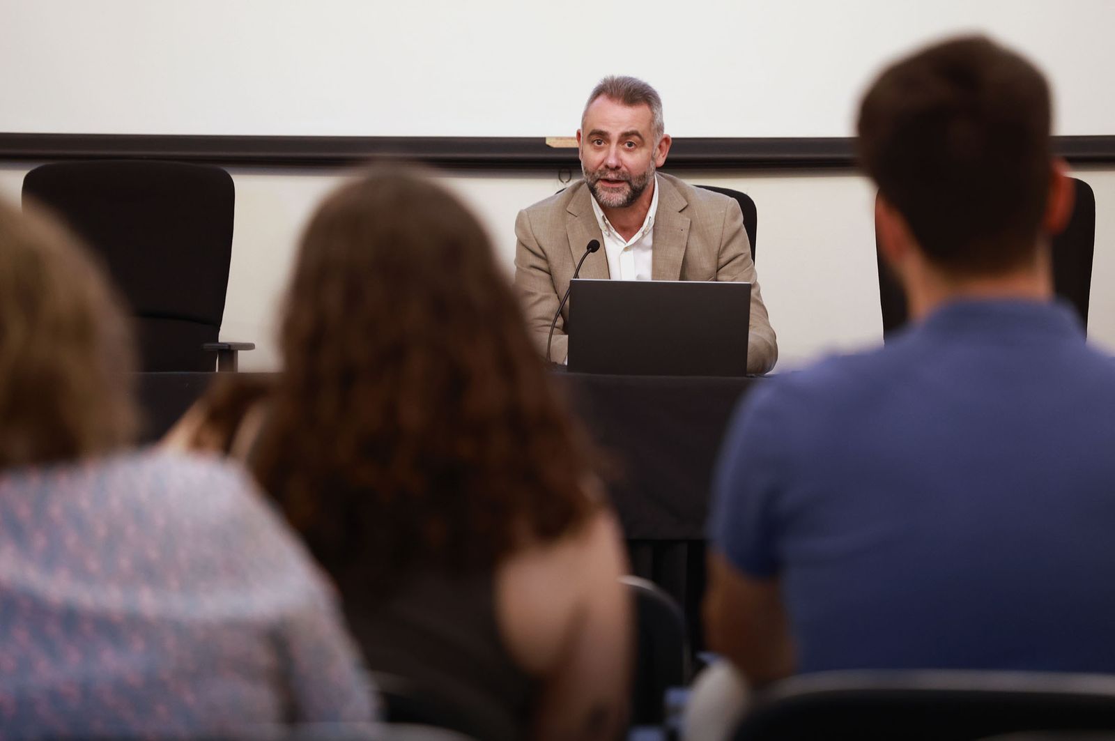 Imágenes de  la conferencia 'José Isidoro Morales y la libertad de prensa' del profesor Manuel José de Lara en  el Centro de la Comunicación Jesús Hermida
