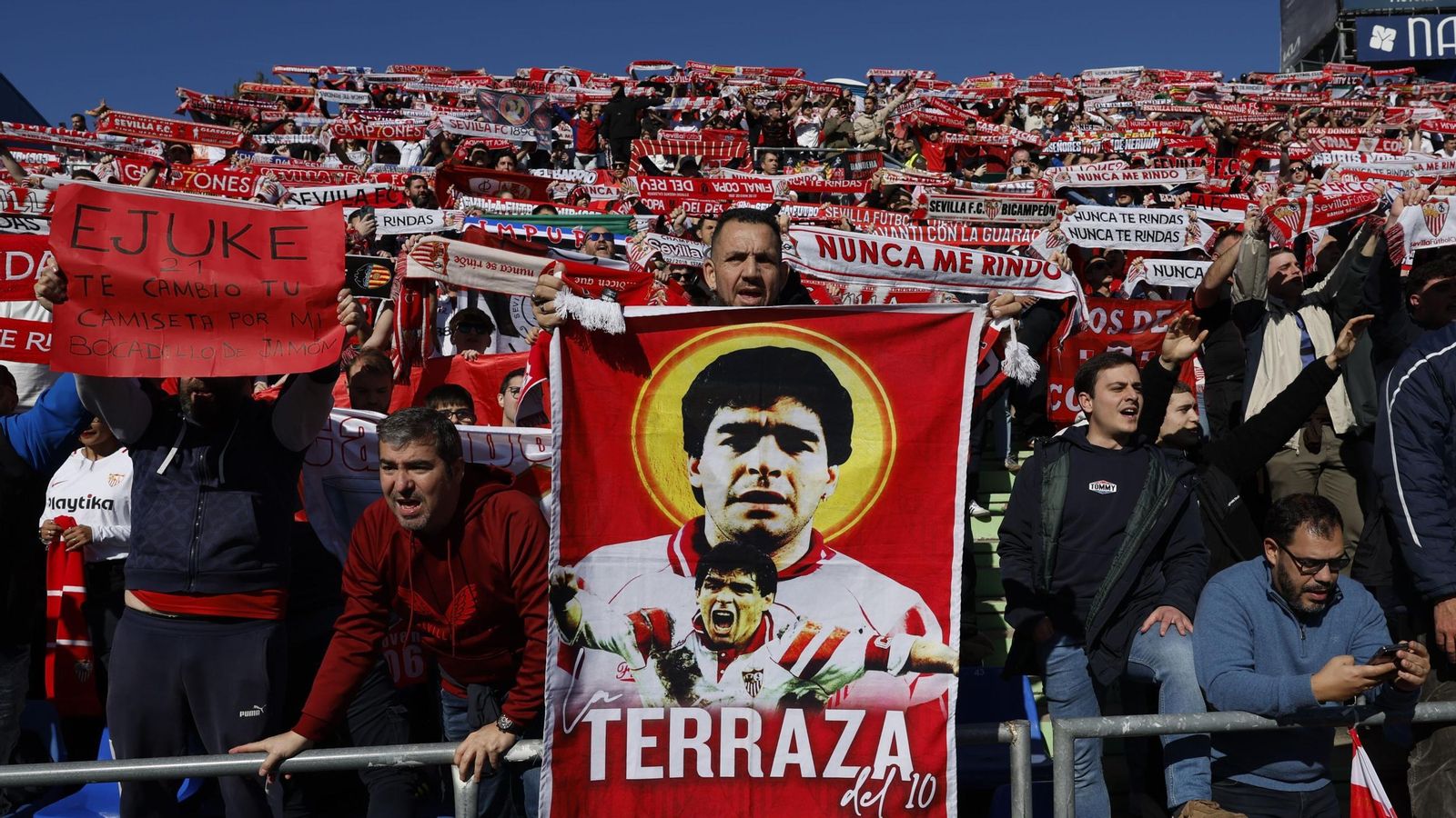 Aficionados del Sevilla en el Coliseum, donde también se cantó el famoso himno.