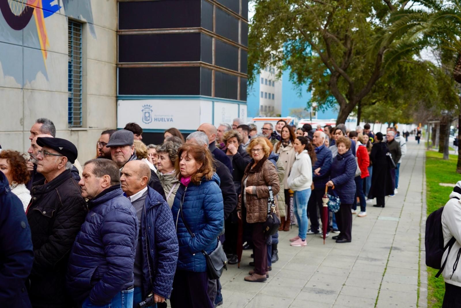 Cierran las puertas del Carolina Marín: fotos del ambiente previo a la Misa funeral en Huelva