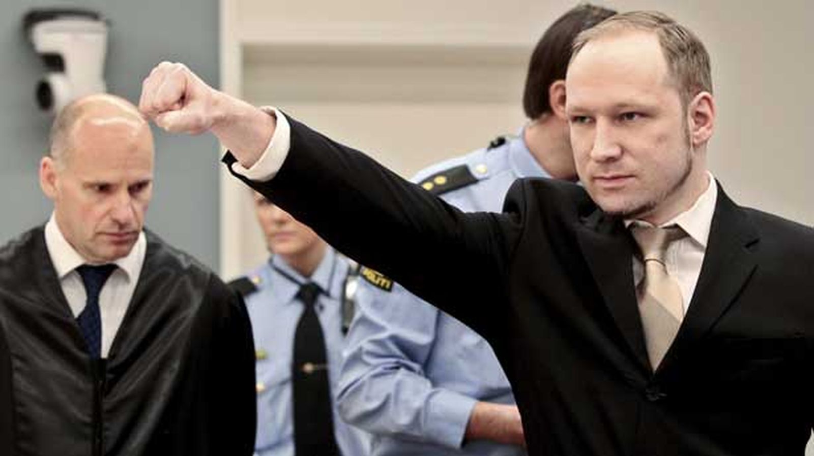 Breivik se declara no culpable y dice que actuó "en defensa propia"