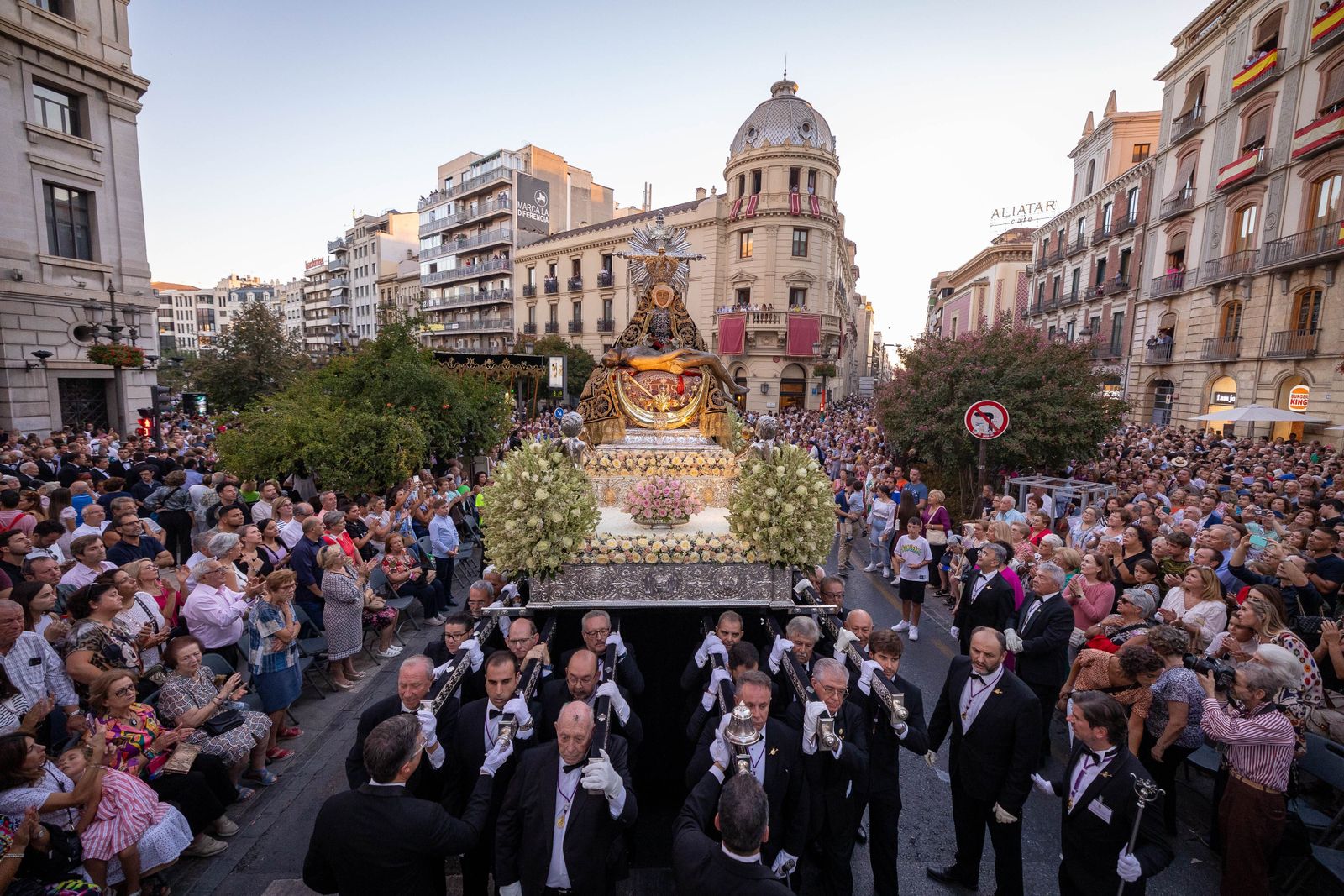 La Virgen de las Angustias, rodeada de fieles en Puerta Real