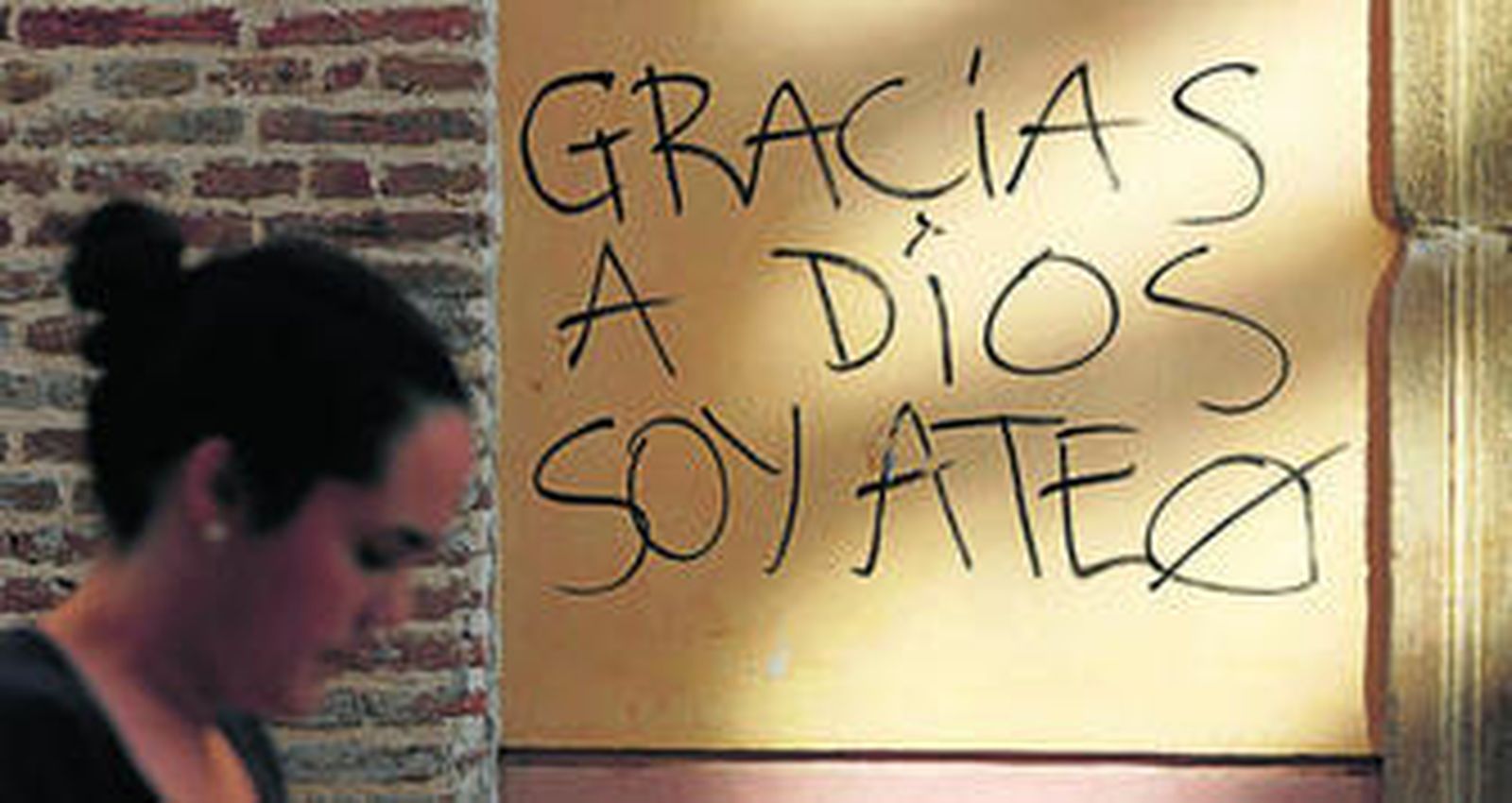 Una agresión al patrimonio en la iglesia de Santiago, triste e imperdonable. A su autor no le basta con ser ateo: quiere que lo sepa todo el mundo.