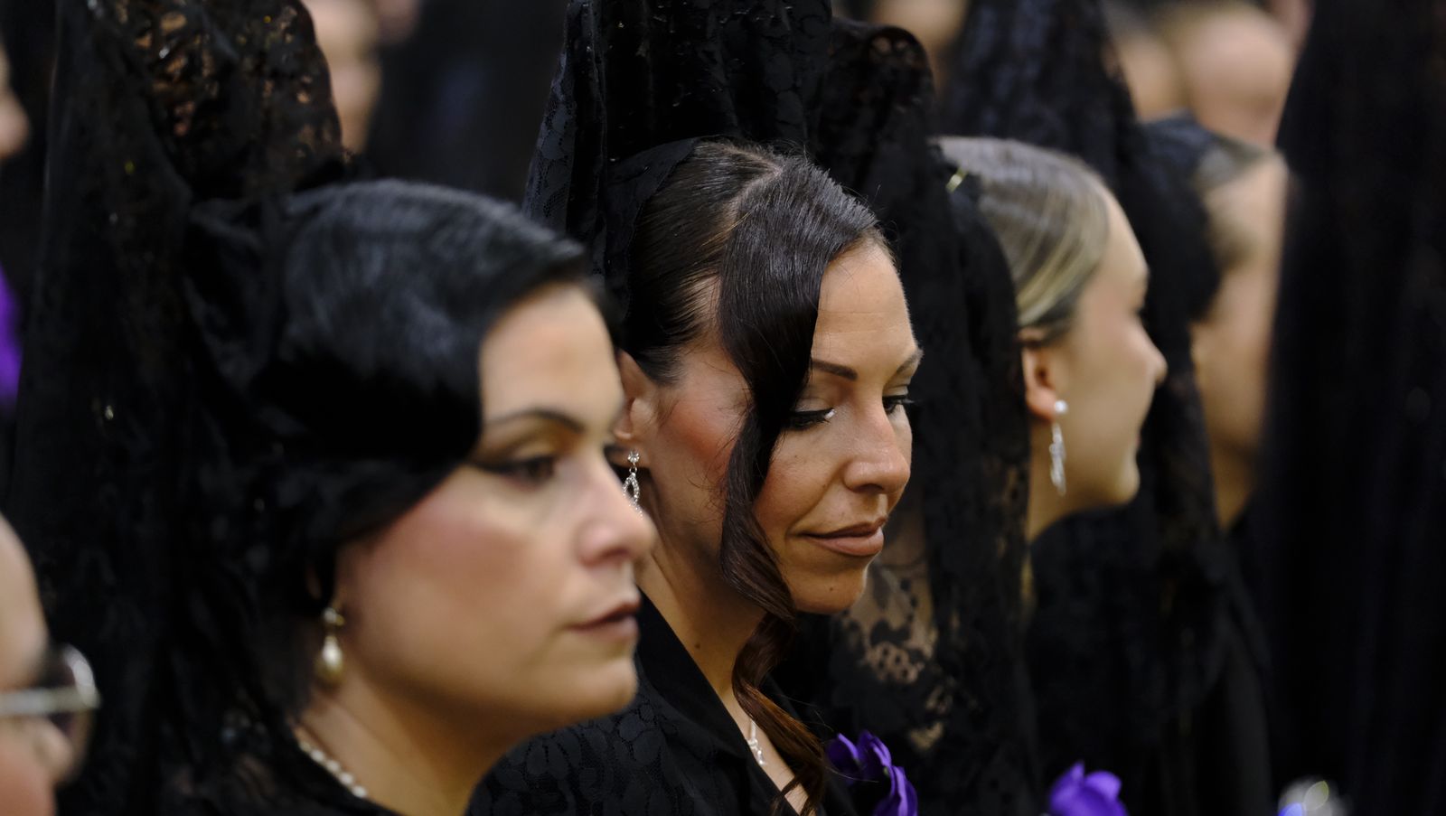 La Procesión de Los Ángeles de sobrepuso a la lluvia, en imágenes