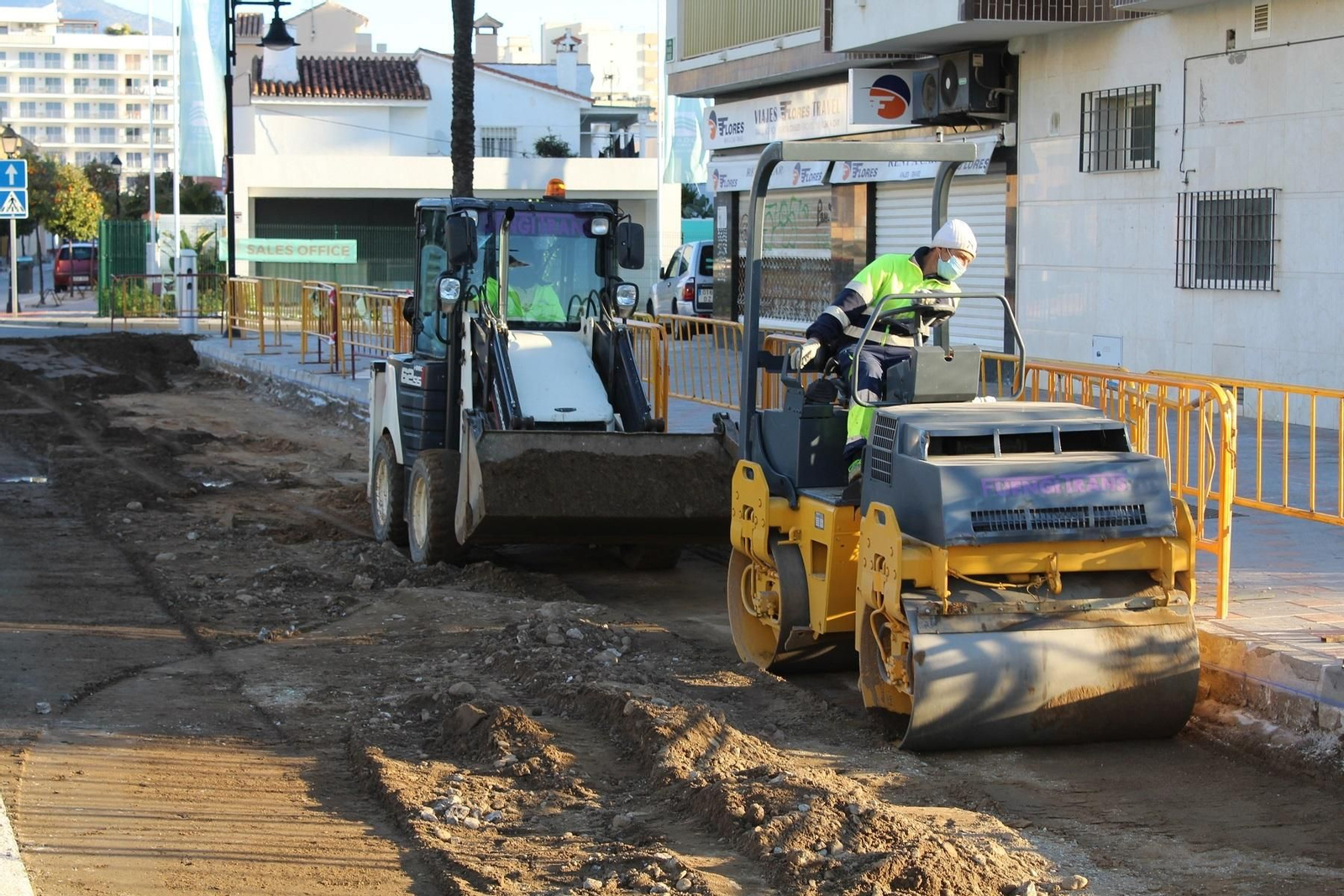 Vista de la remodelación que se está acometiendo en los aparcamientos de la calle Méndez Núñez, en Fuengirola.