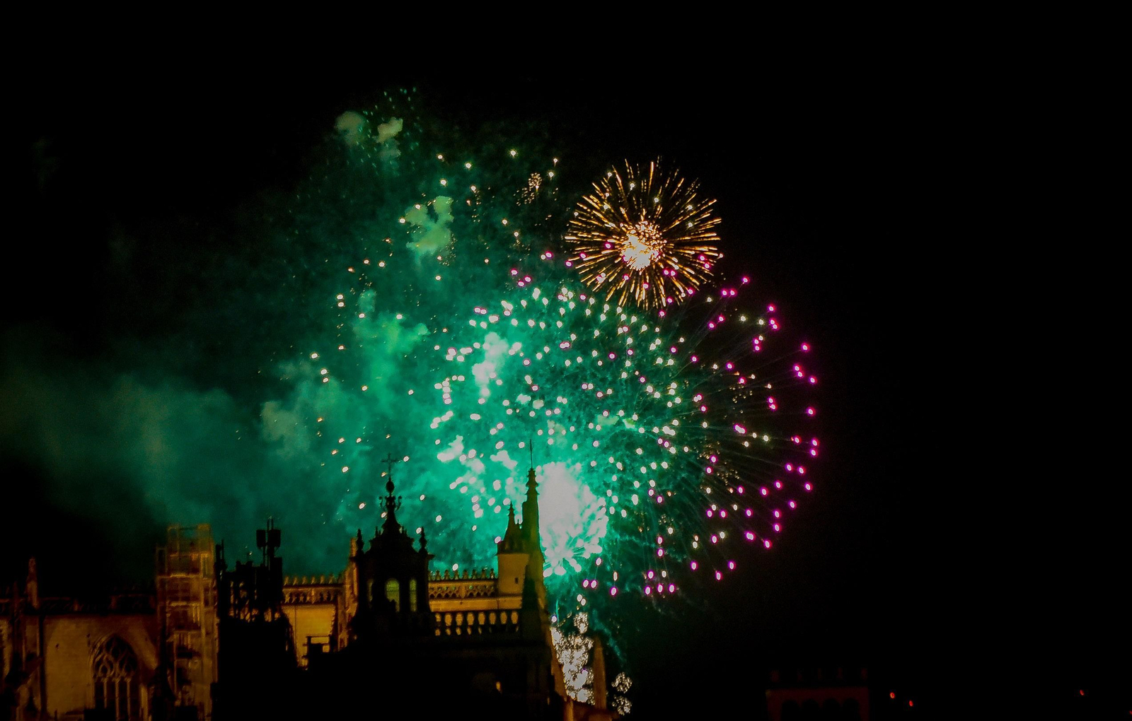 Las imágenes de los fuegos artificiales de la Feria de Sevilla 2024