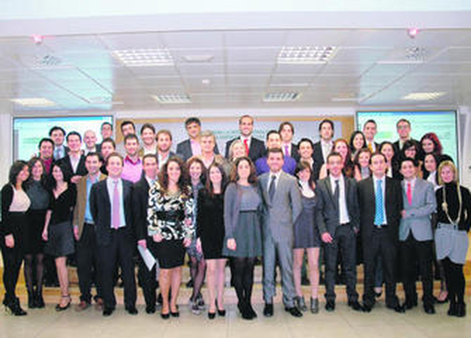 Foto de familia de los licenciados que disfrutarán de una beca de Extenda.
