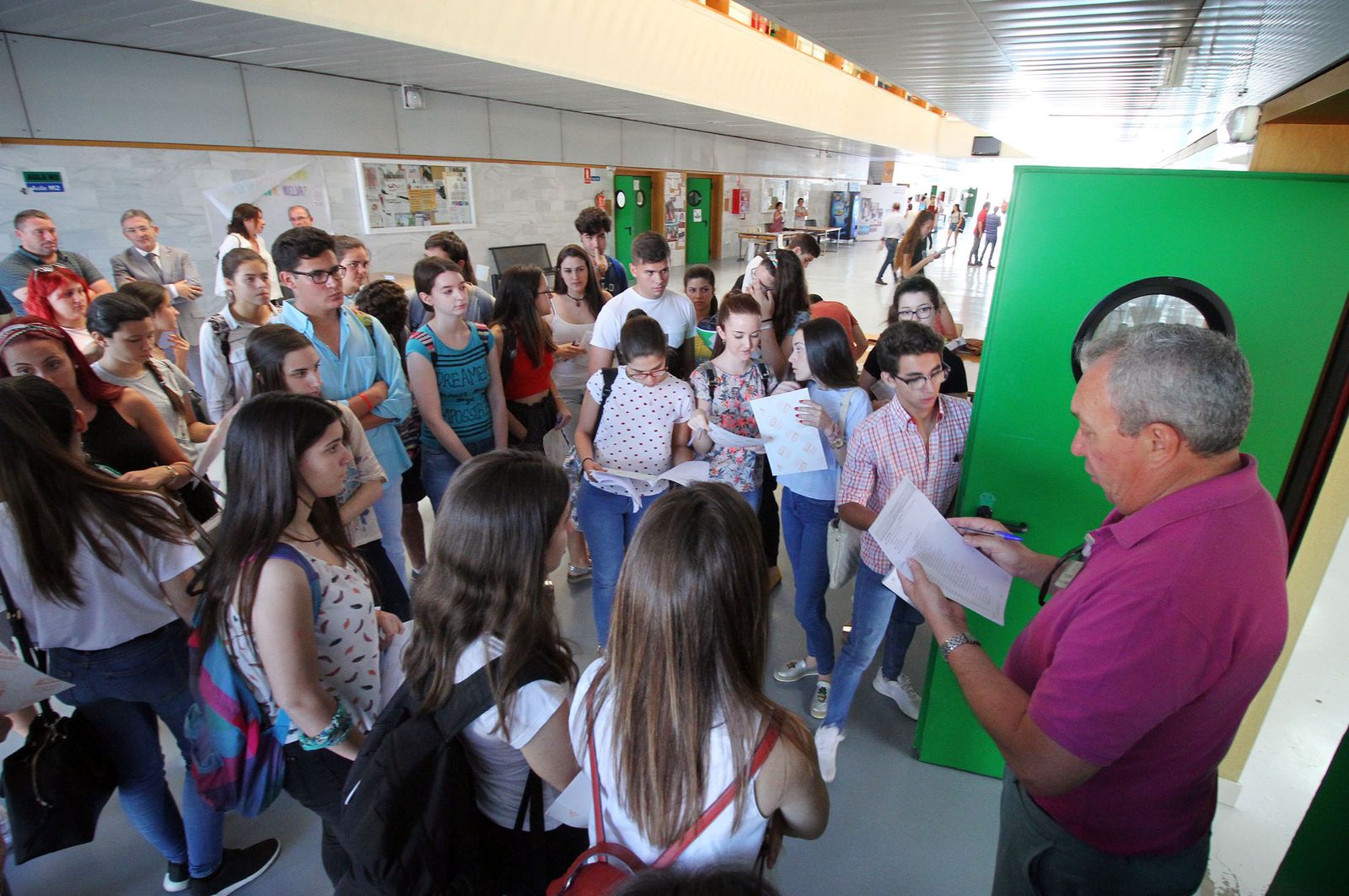 Llamada de los examinandos a entrar a las aulas para realizar la Selectividad, la semana pasada.