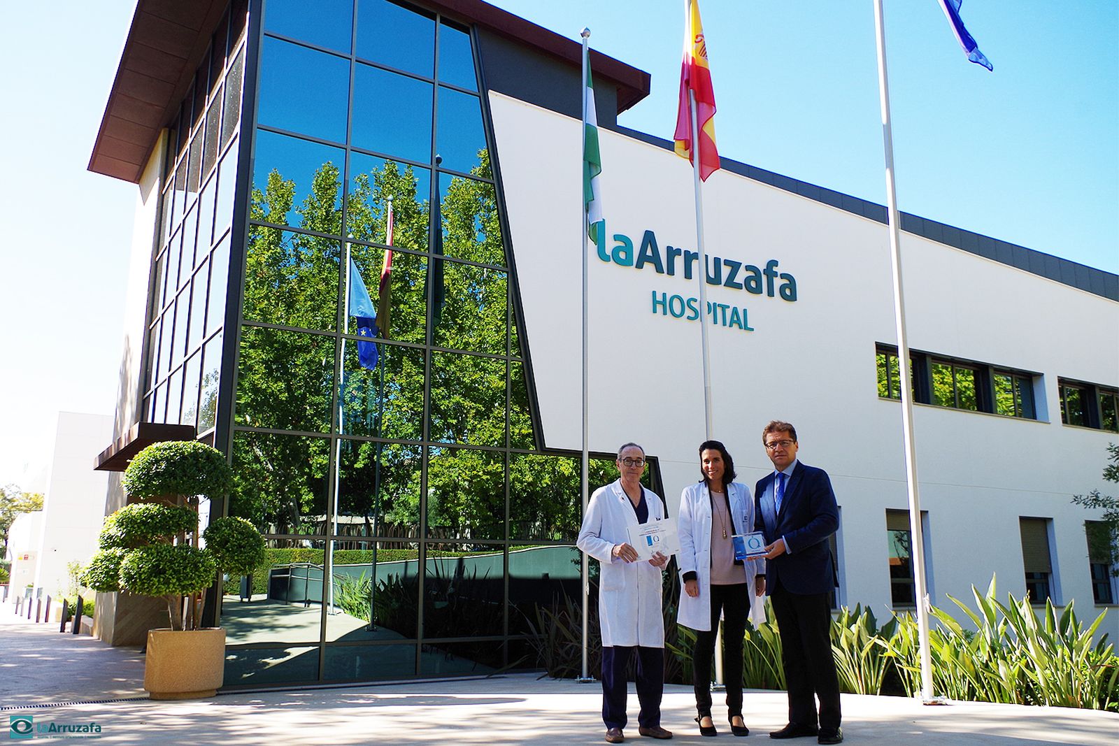 Responsables del centro hospitalario muestran la acreditación.