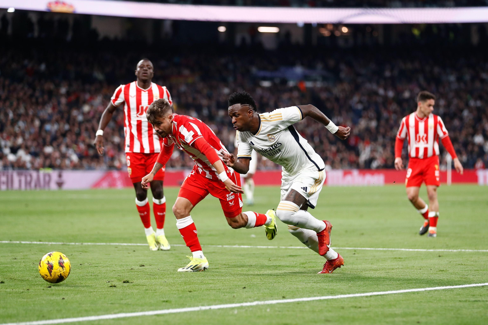 Vinicius intenta marcharse de Pozo en velocidad en otra acción del partido Vinicius intenta marcharse de Pozo en velocidad en otra acción del partido
