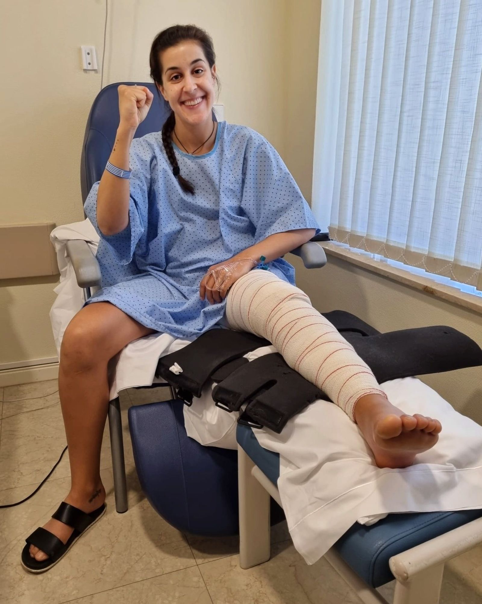 Carolina Marín, tras ser operada de su lesión en la rodilla.