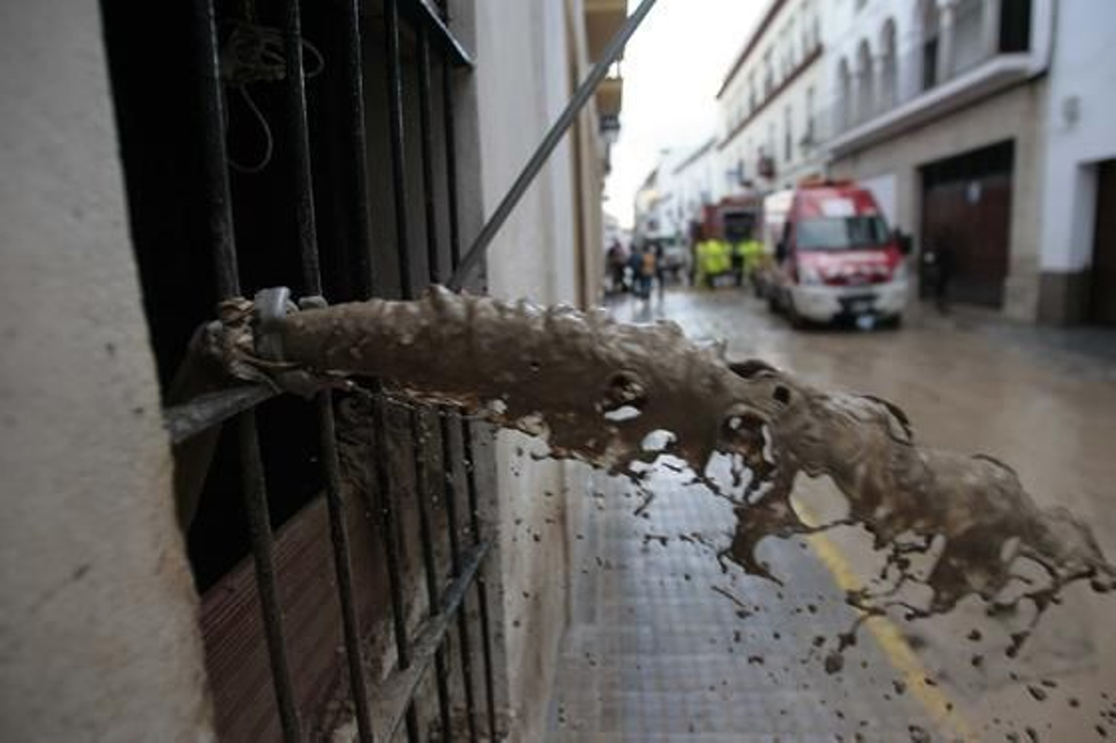 Tareas de limpieza de lodo en Écija.

Foto: Juan Carlos Muñoz