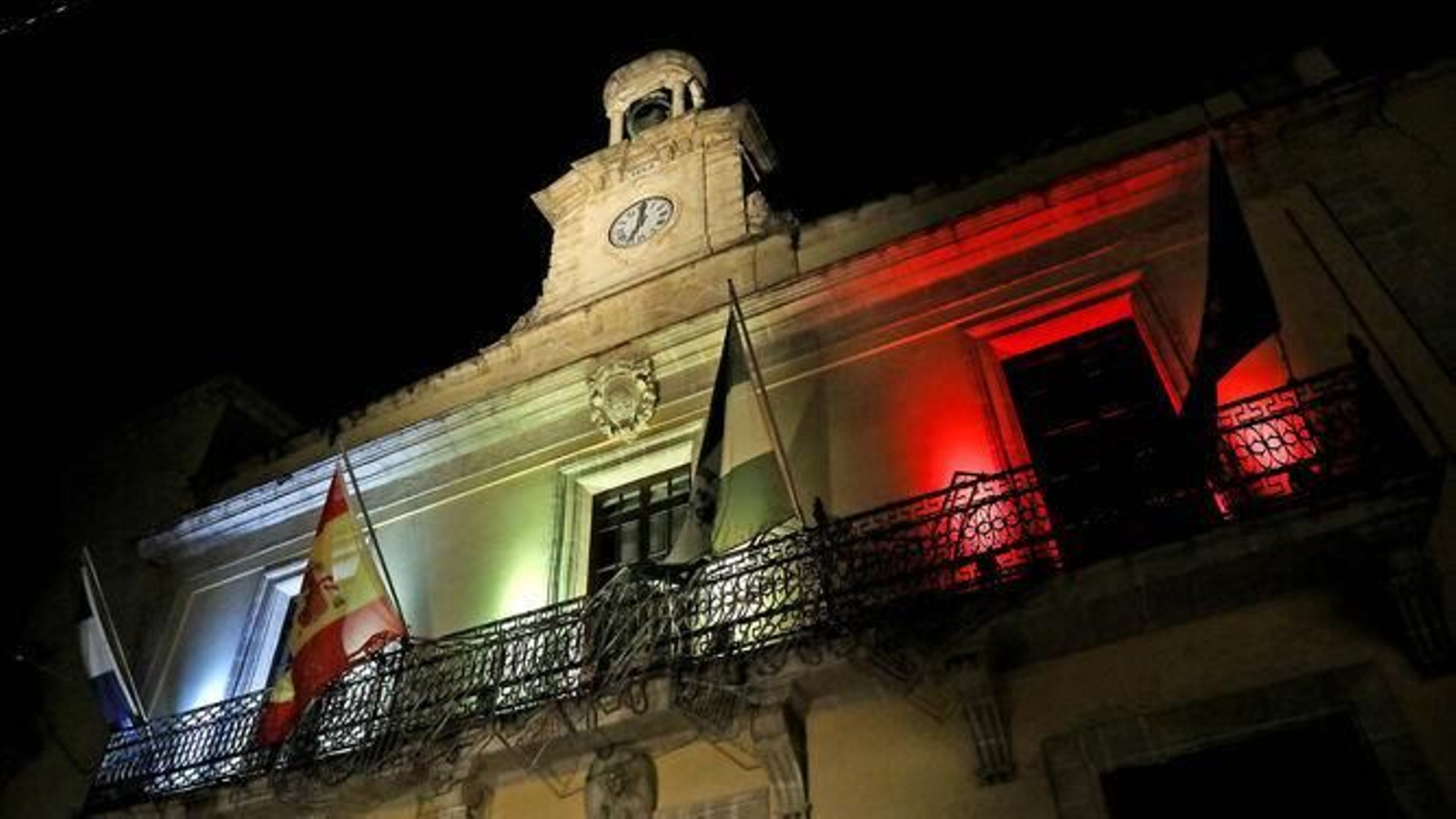 Imagen nocturna de la fachada principal del Ayuntamiento de Jerez.