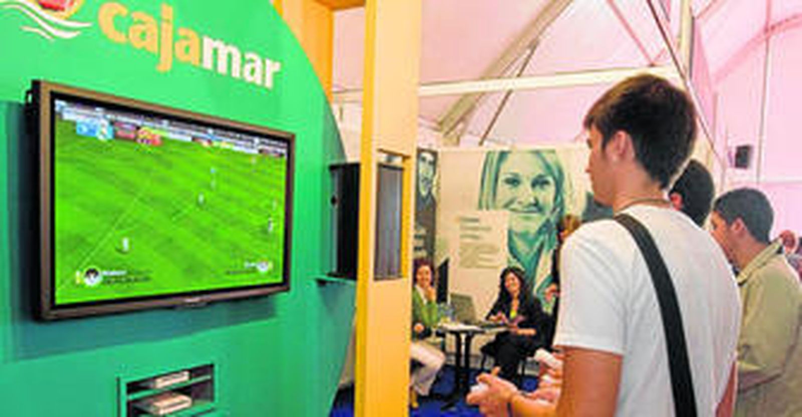 La entidad financiera pone especial atención en los agricultores más jóvenes, el futuro del campo almeriense.