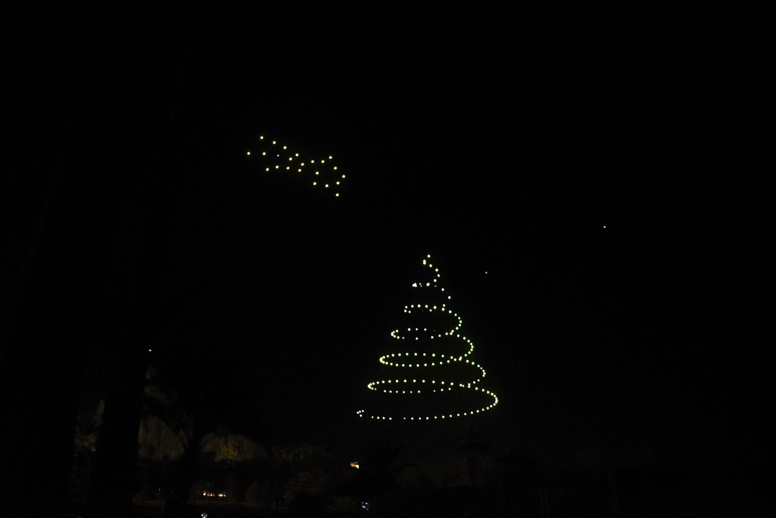 Fotos del espectáculo de Navidad con drones en La Línea