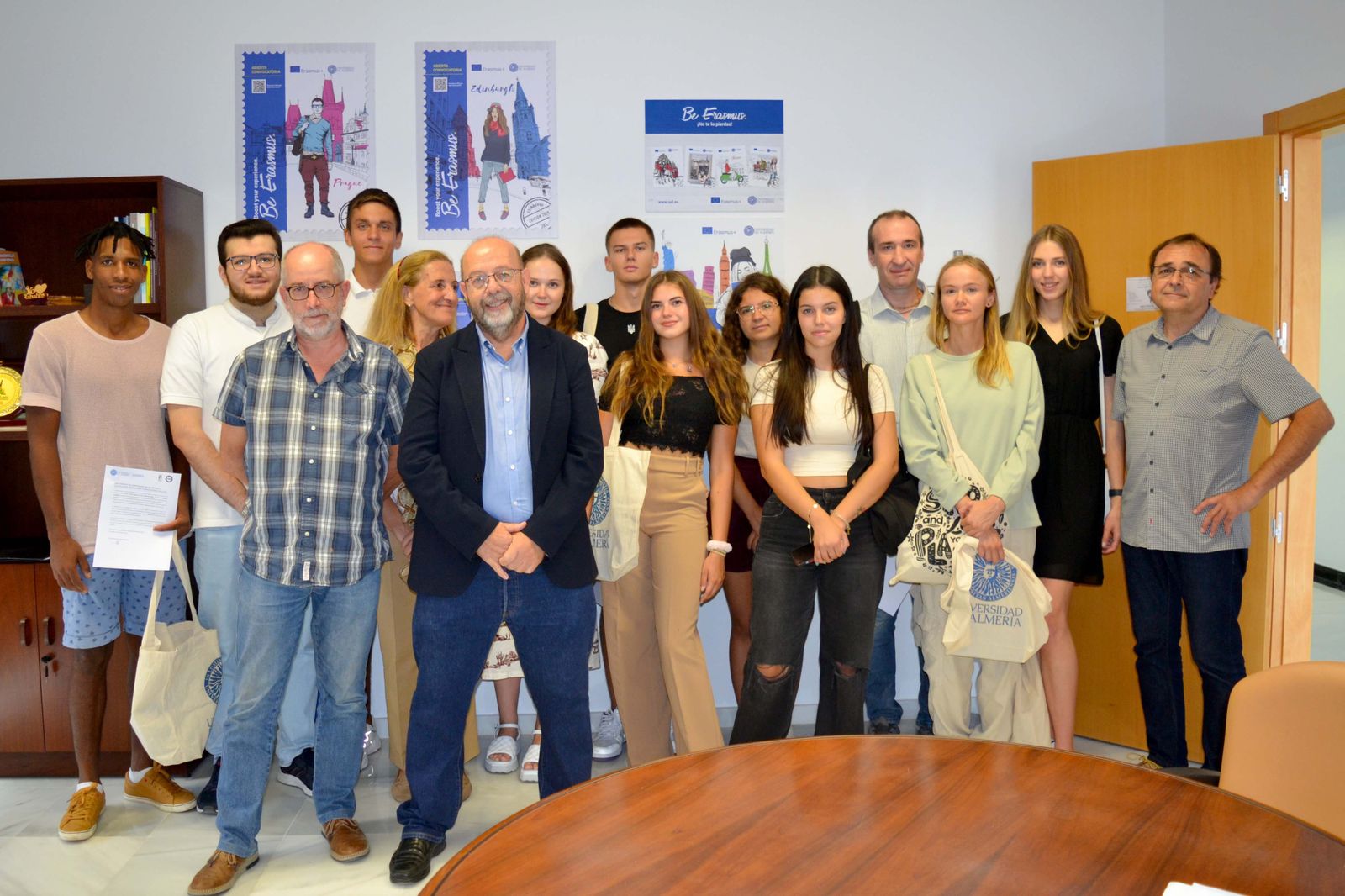 Los once refugiados que han obtenido becas de la UAL.