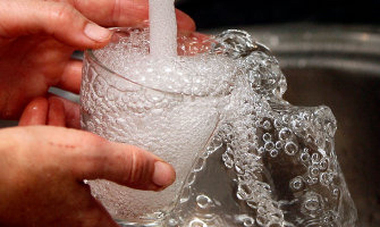 Emasesa avisa de un fraude con falsos análisis del agua en domicilios