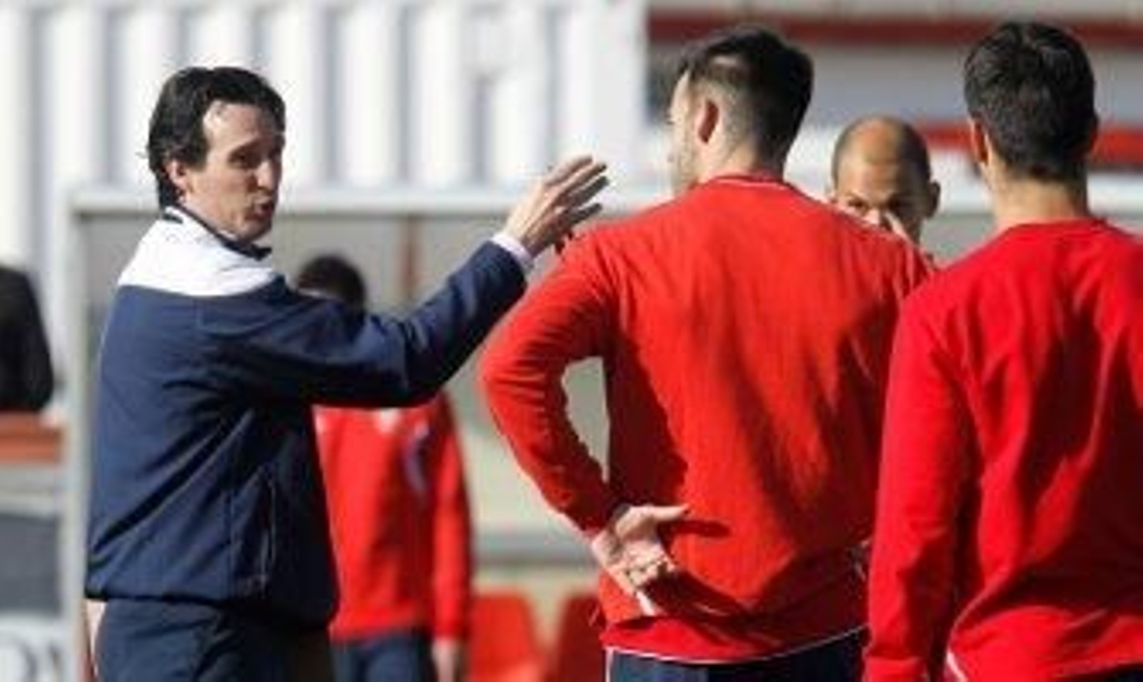 Emery dando instrucciones a sus jugadores. / A. Pizarro
